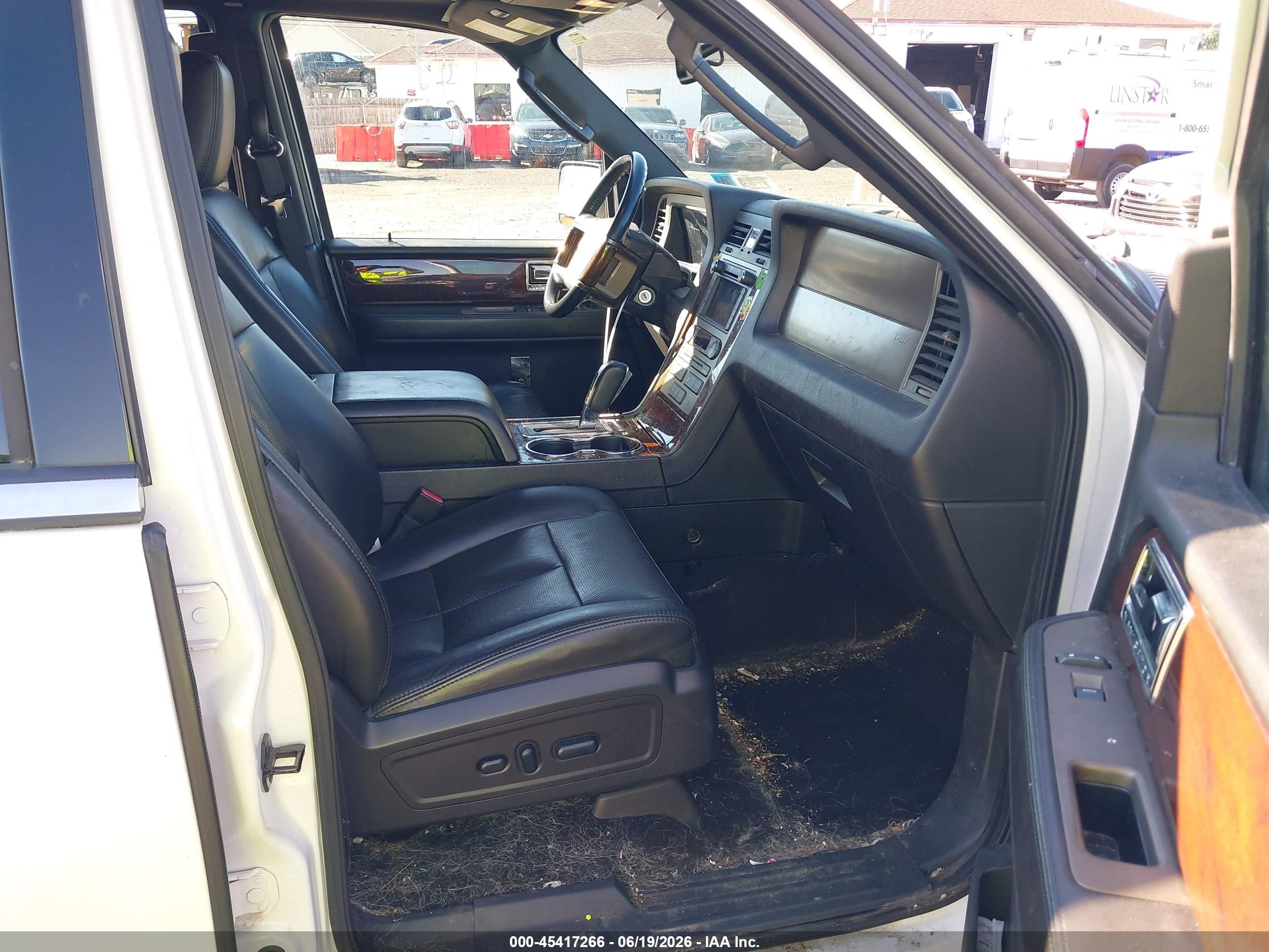 2013 Lincoln Navigator   White vin: 5LMJJ2J57DEL05651