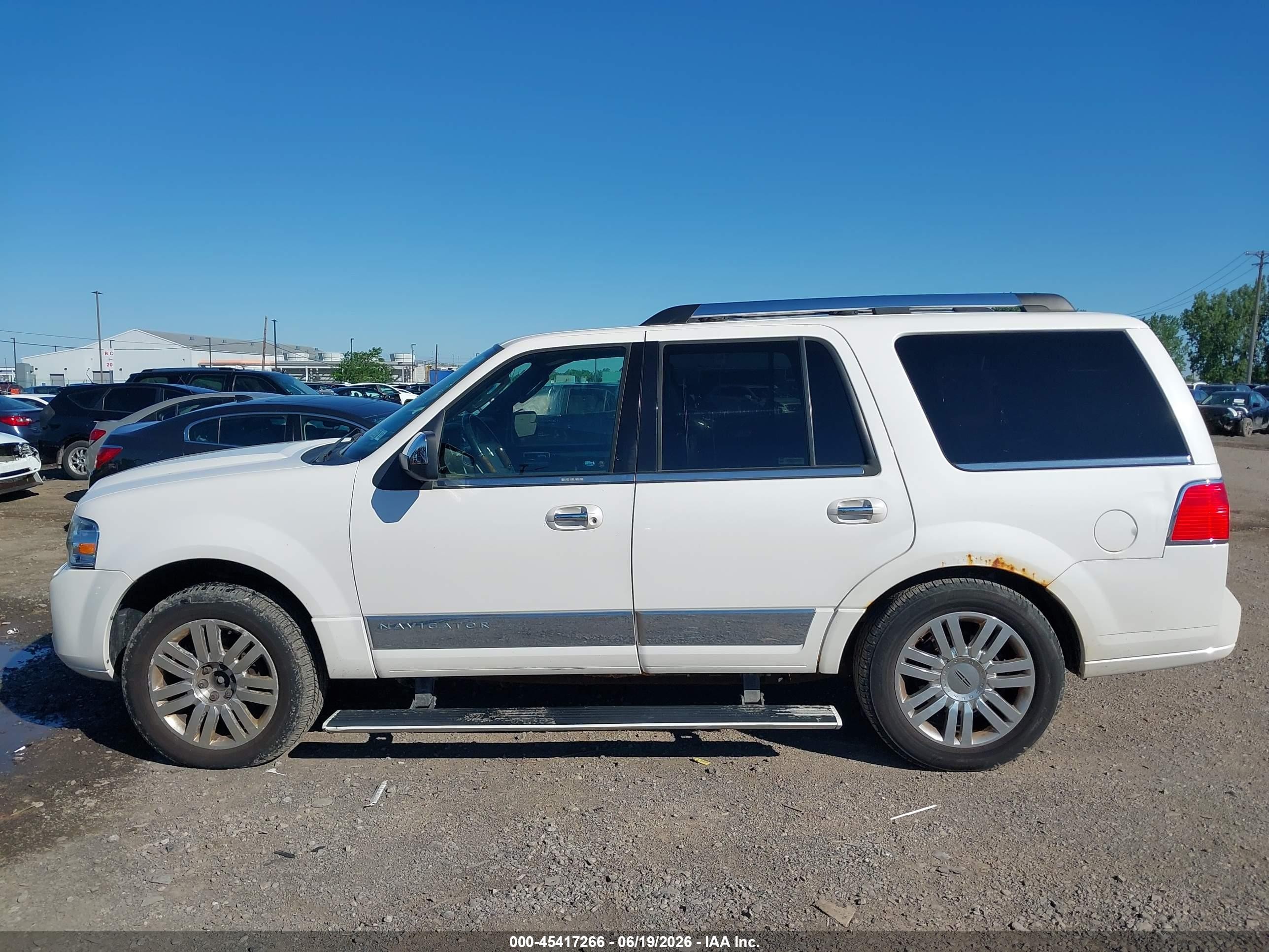 2013 Lincoln Navigator   White vin: 5LMJJ2J57DEL05651