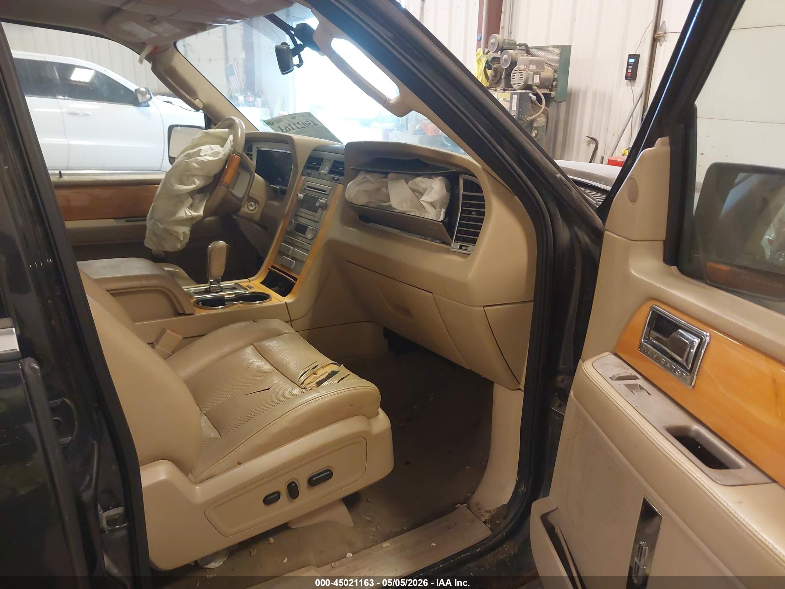 2010 Lincoln Navigator   Black vin: 5LMJJ2J58AEJ05406