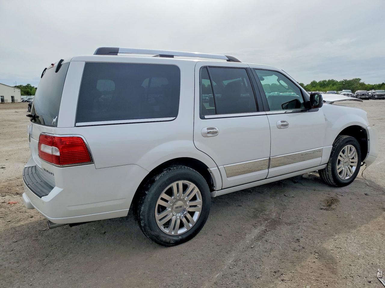 2011 Lincoln Navigator White vin: 5LMJJ2J58BEJ01440