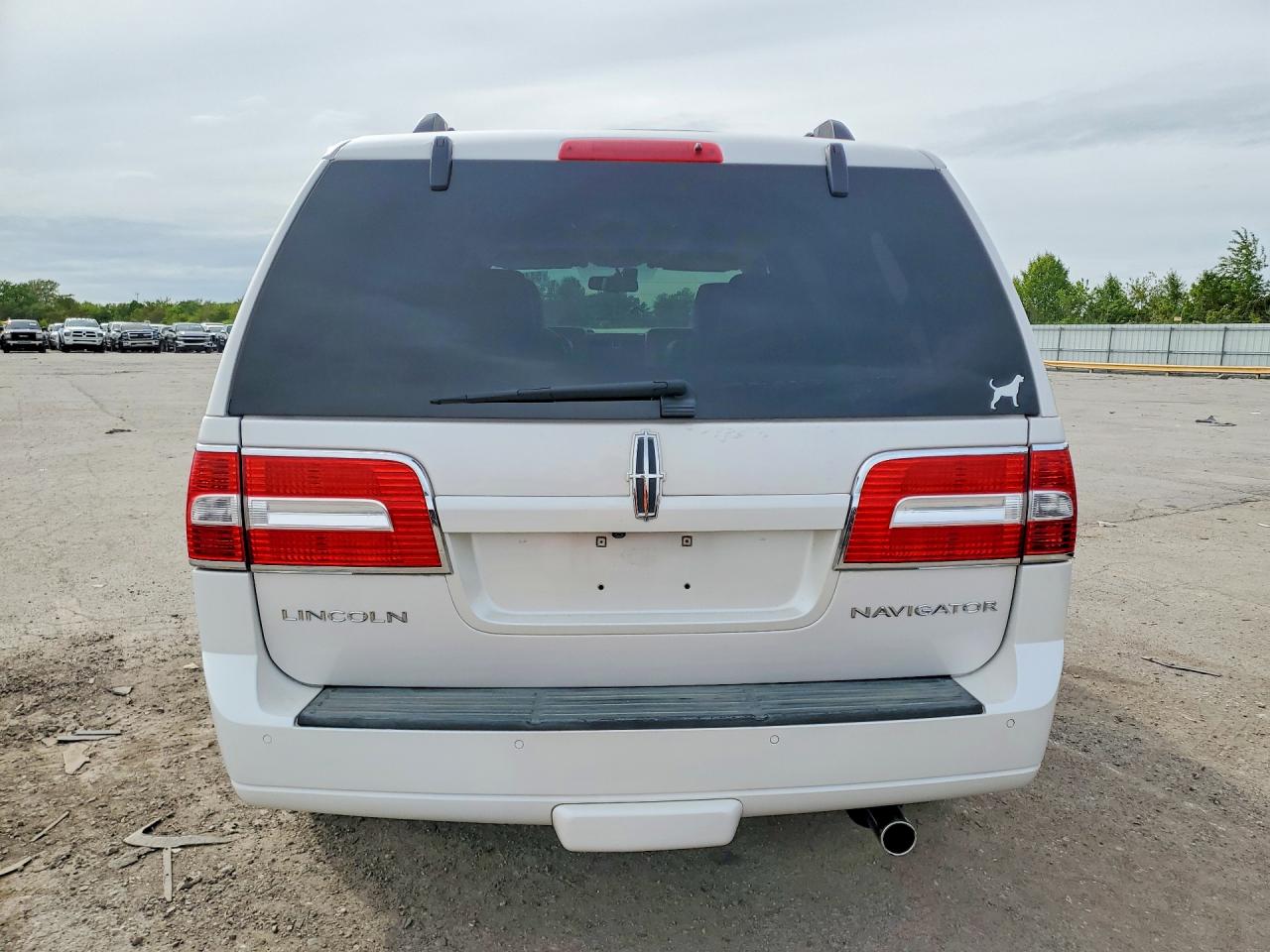2011 Lincoln Navigator White vin: 5LMJJ2J58BEJ01440