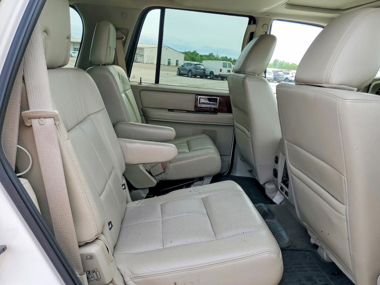 2011 Lincoln Navigator White vin: 5LMJJ2J58BEJ01440