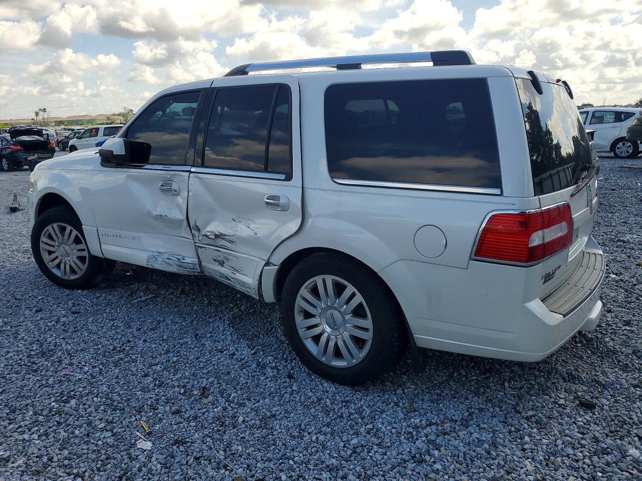 2012 Lincoln Navigator White vin: 5LMJJ2J58CEL00618