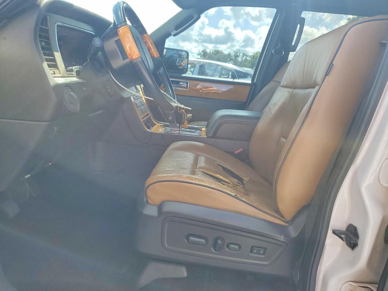 2012 Lincoln Navigator White vin: 5LMJJ2J58CEL00618