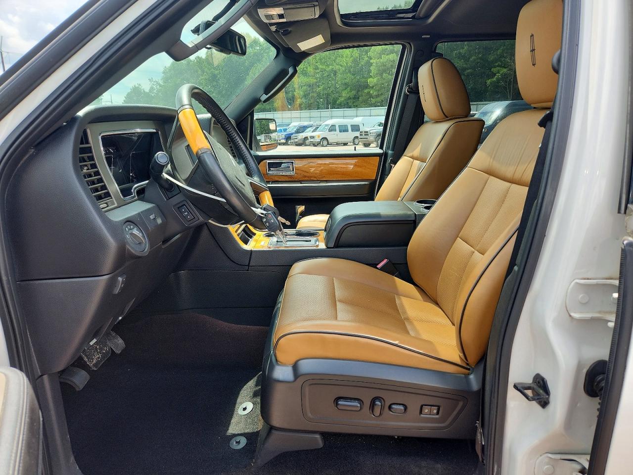 2013 Lincoln Navigator White vin: 5LMJJ2J58DEL05089