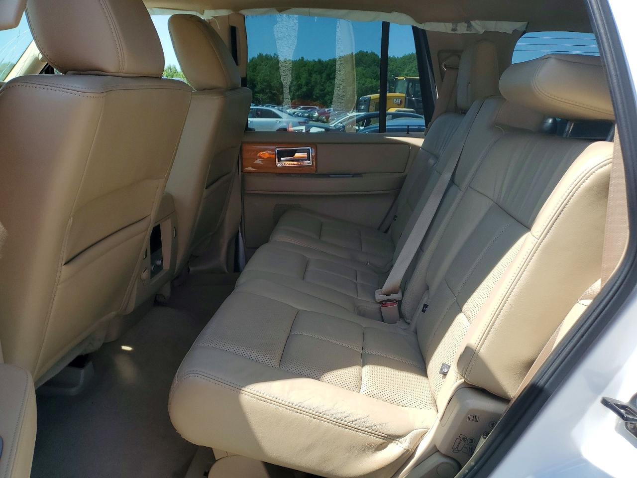 2010 Lincoln Navigator White vin: 5LMJJ2J5XAEJ09229