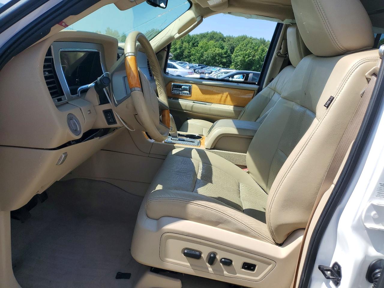 2010 Lincoln Navigator White vin: 5LMJJ2J5XAEJ09229