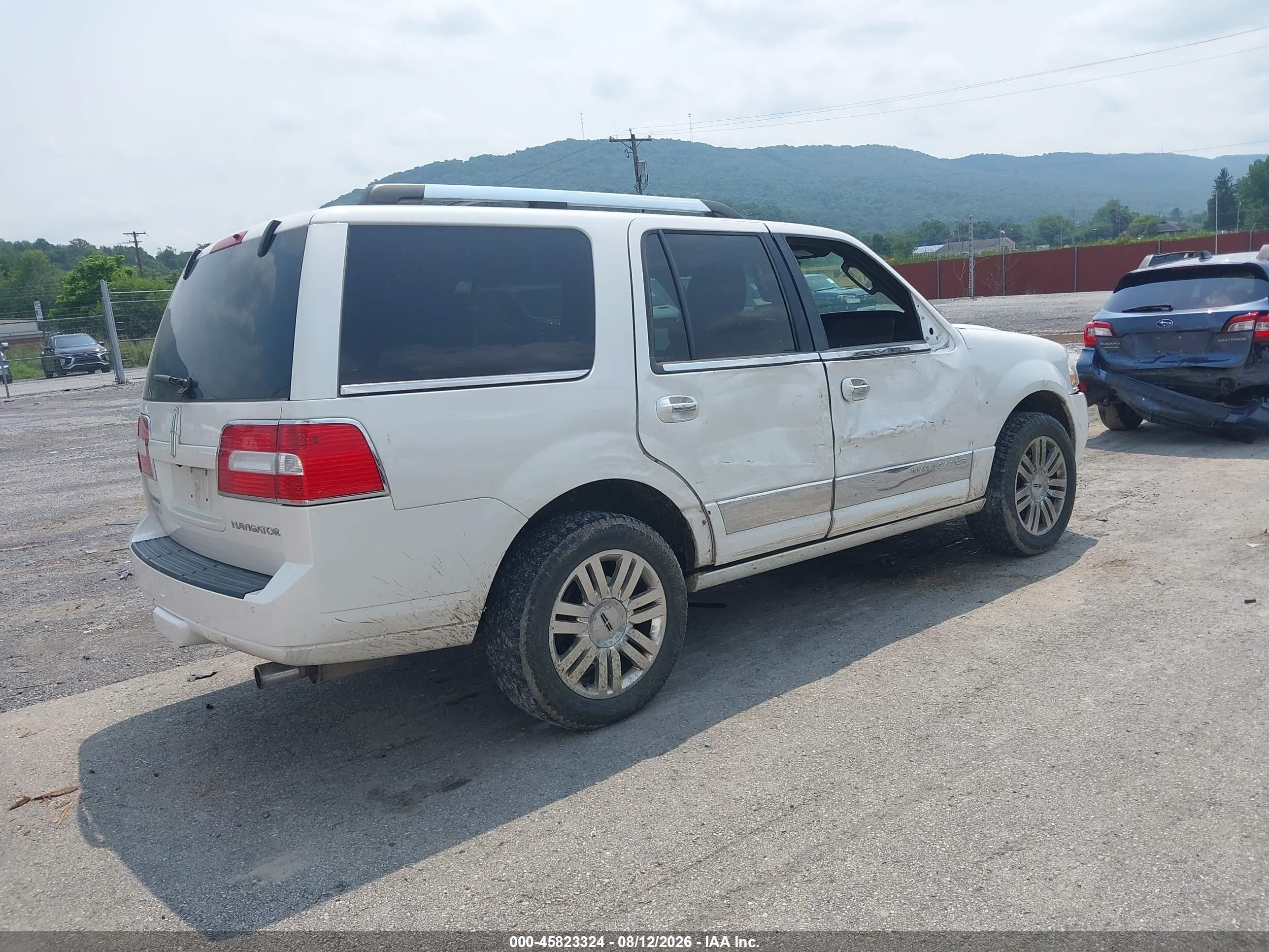 2011 Lincoln Navigator   White vin: 5LMJJ2J5XBEJ00466