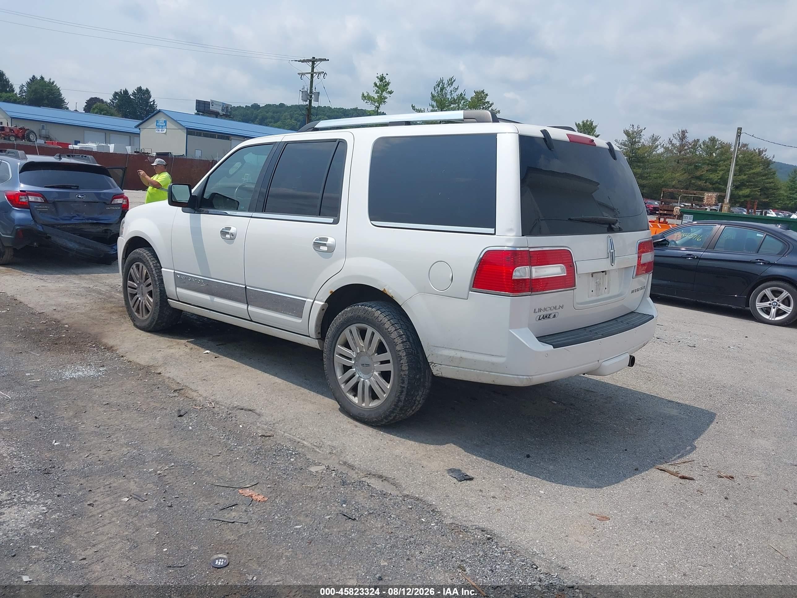2011 Lincoln Navigator   White vin: 5LMJJ2J5XBEJ00466