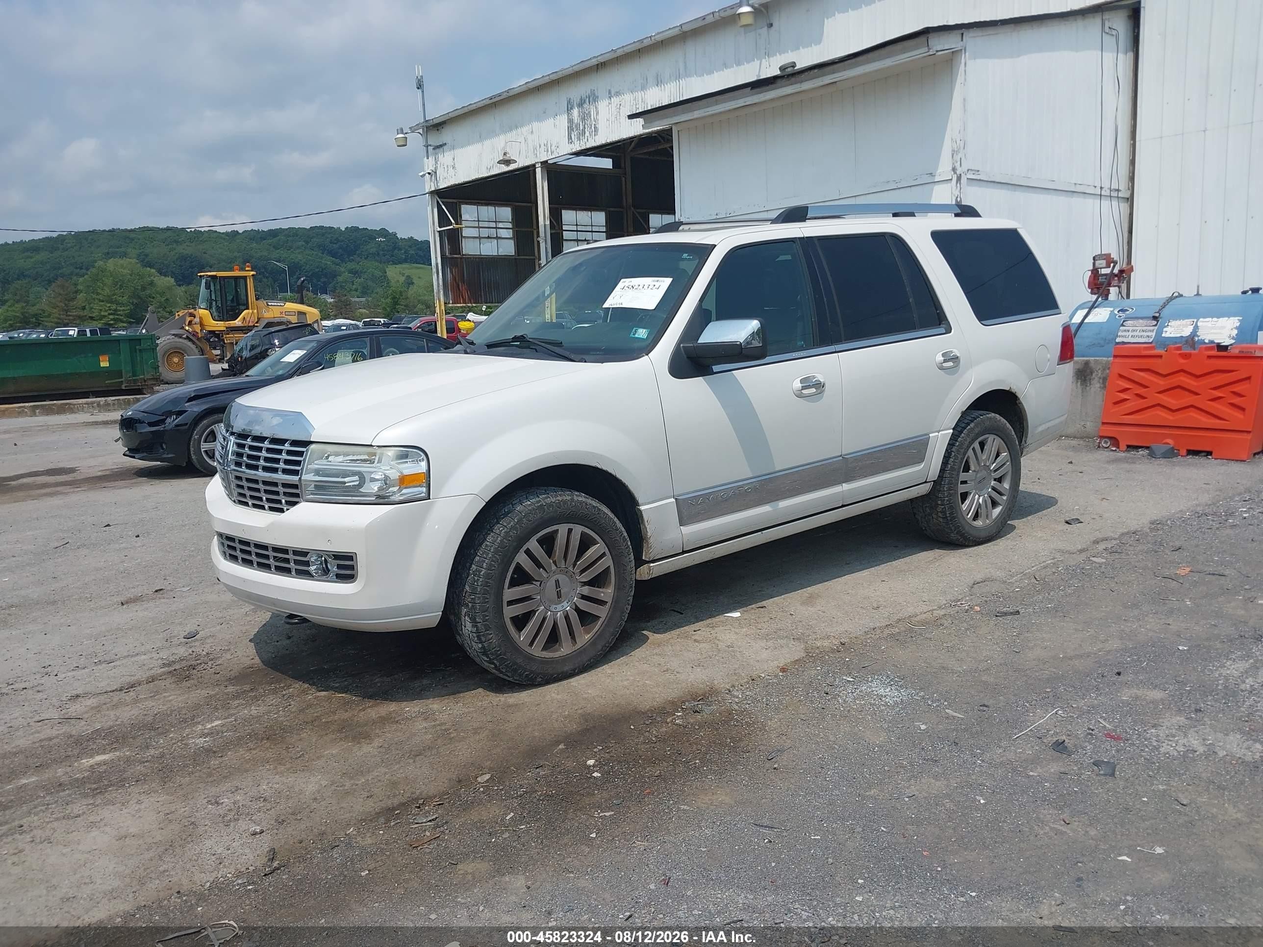 2011 Lincoln Navigator   White vin: 5LMJJ2J5XBEJ00466