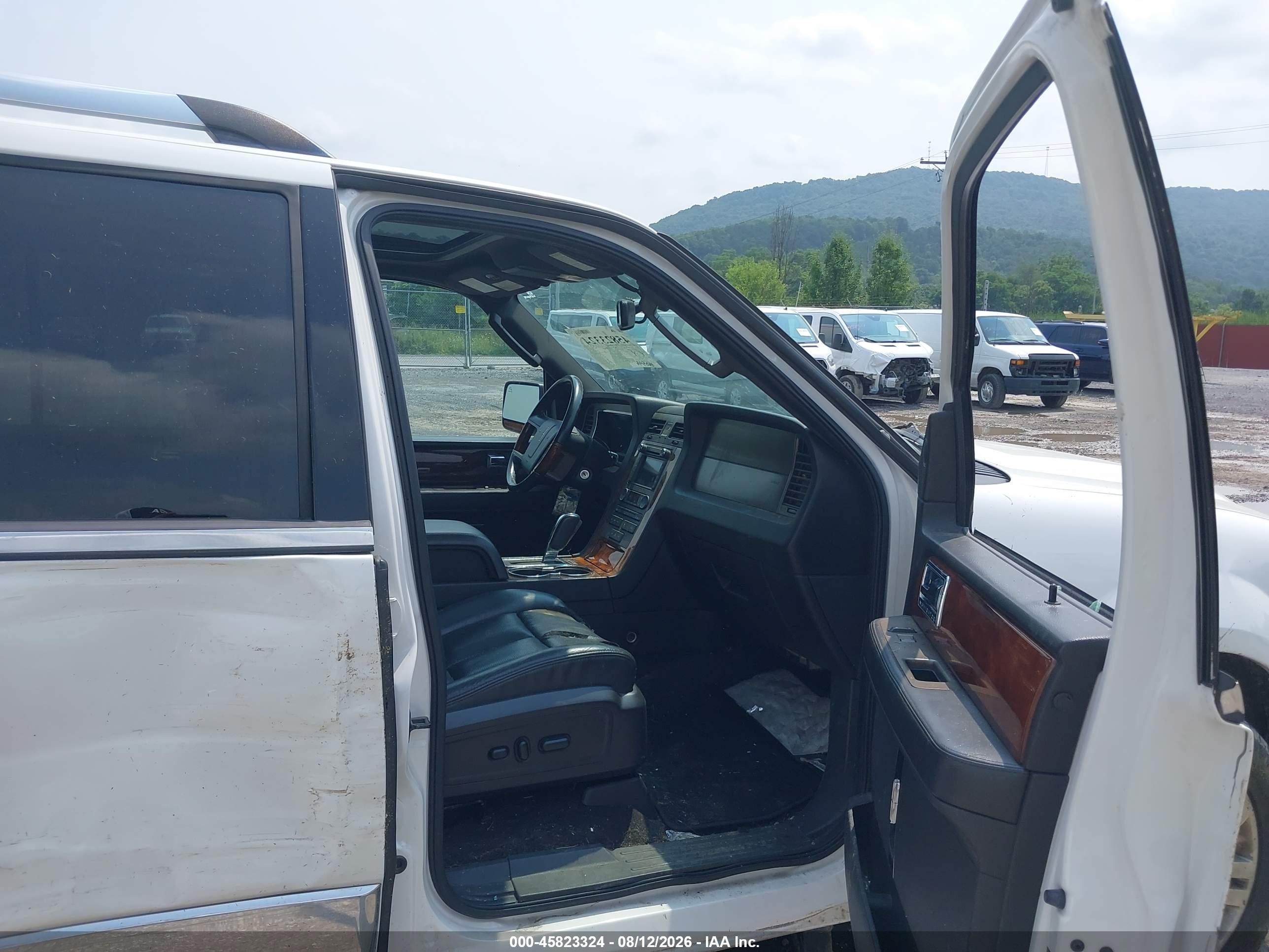 2011 Lincoln Navigator   White vin: 5LMJJ2J5XBEJ00466