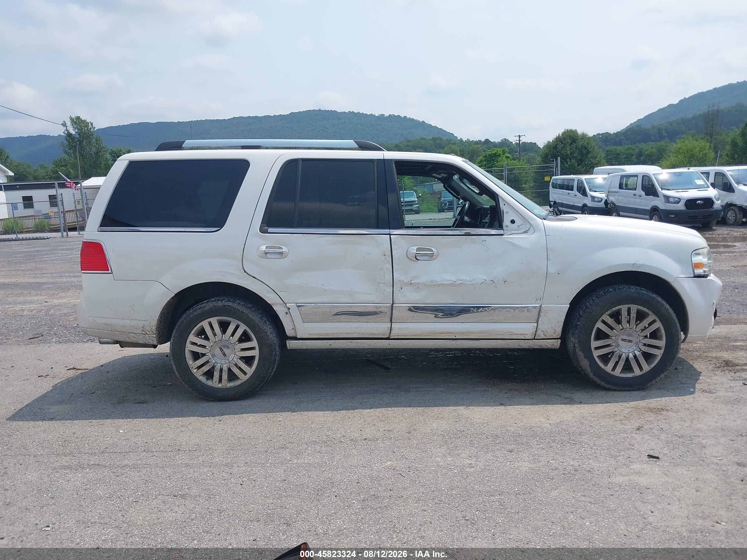 2011 Lincoln Navigator   White vin: 5LMJJ2J5XBEJ00466
