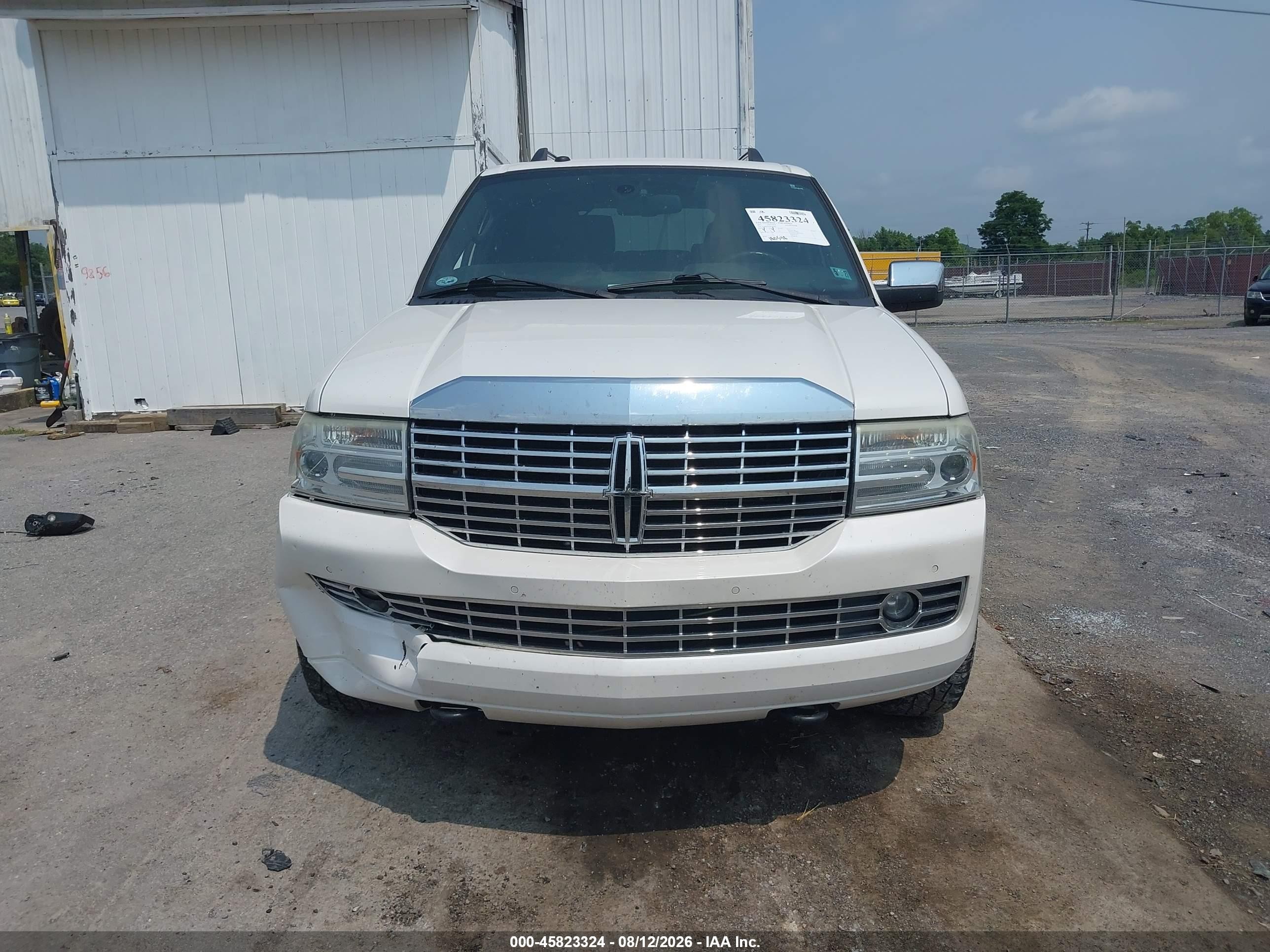 2011 Lincoln Navigator   White vin: 5LMJJ2J5XBEJ00466