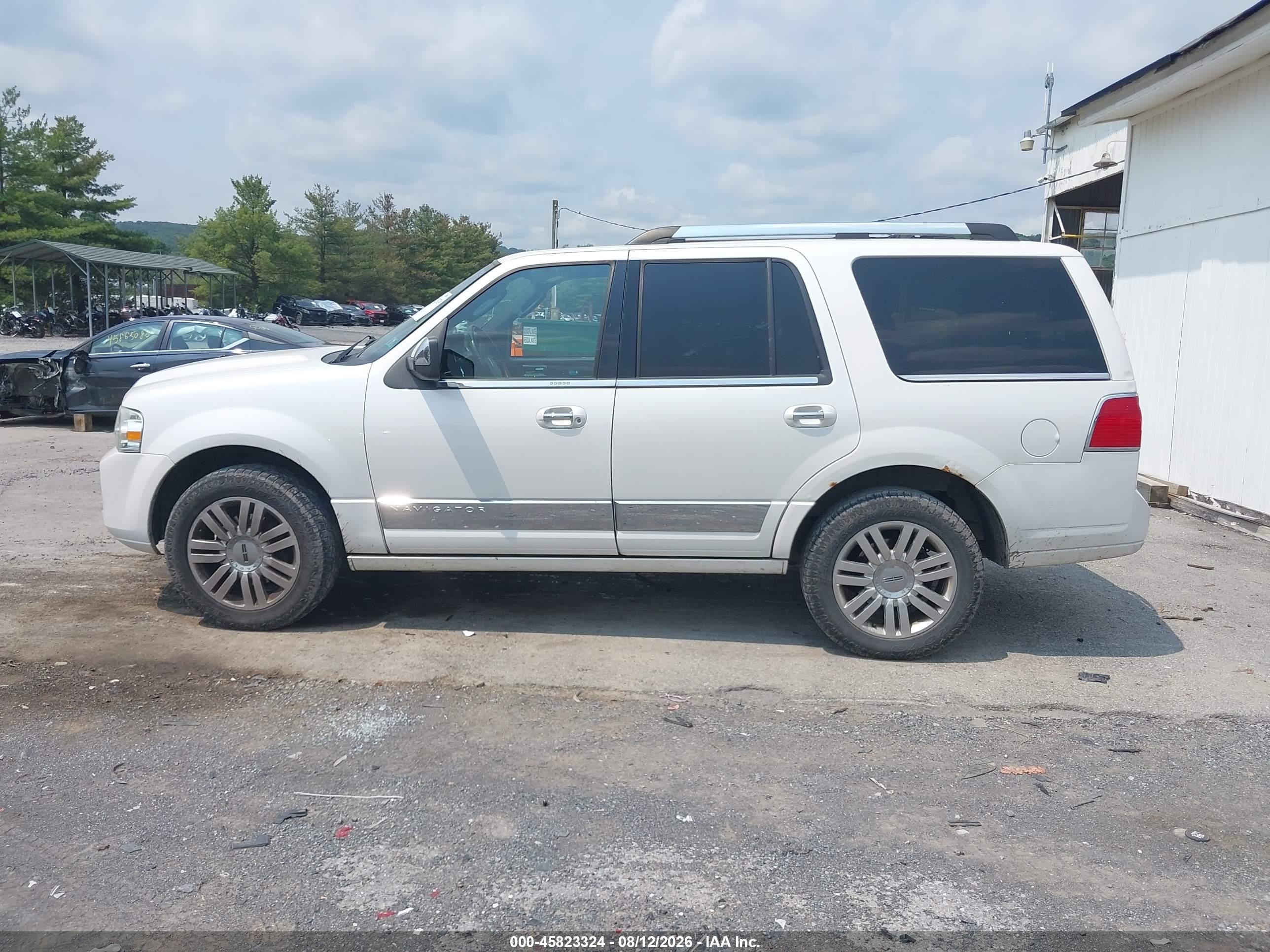 2011 Lincoln Navigator   White vin: 5LMJJ2J5XBEJ00466