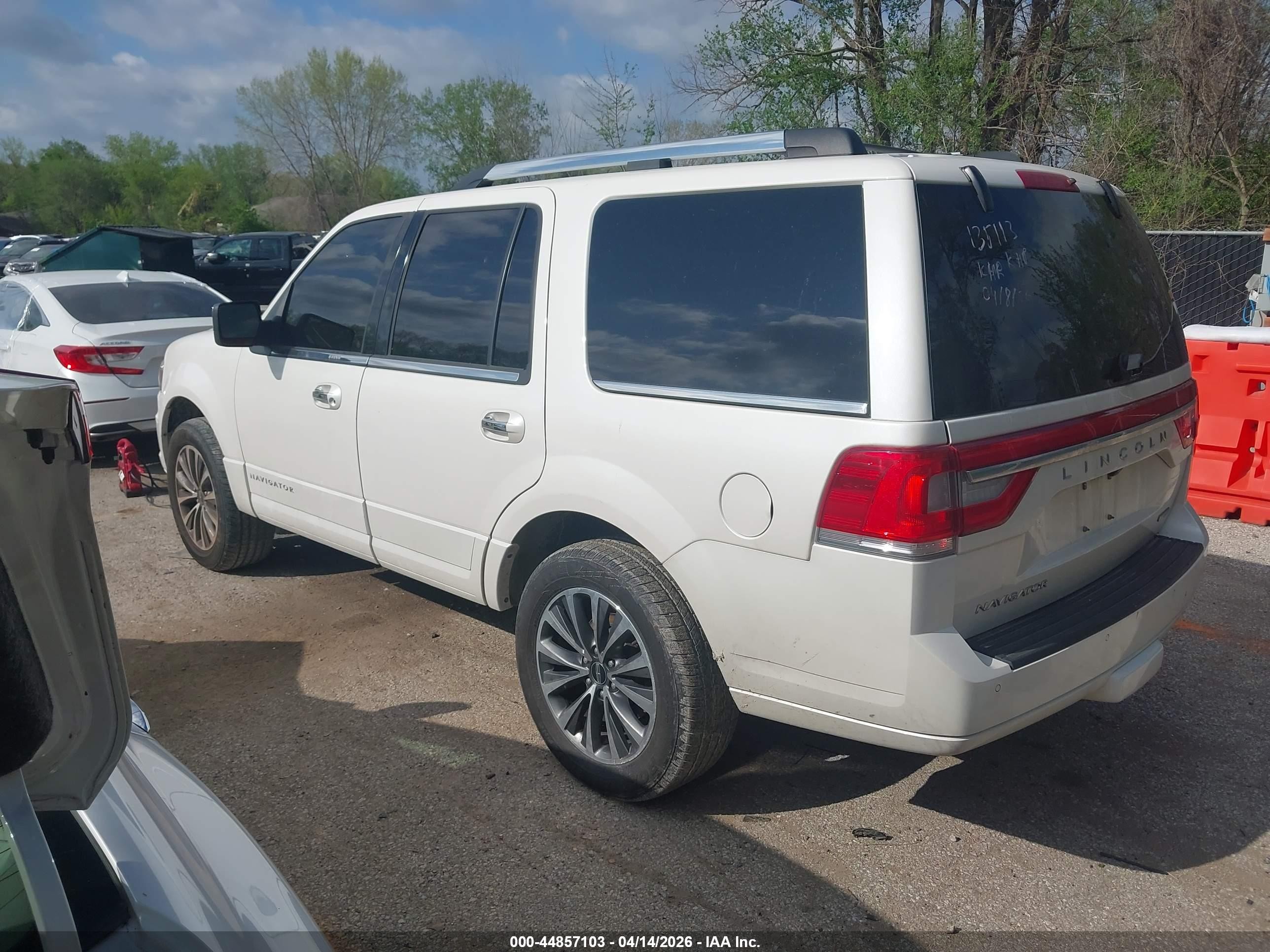 2015 Lincoln Navigator   White vin: 5LMJJ2JT3FEJ03245