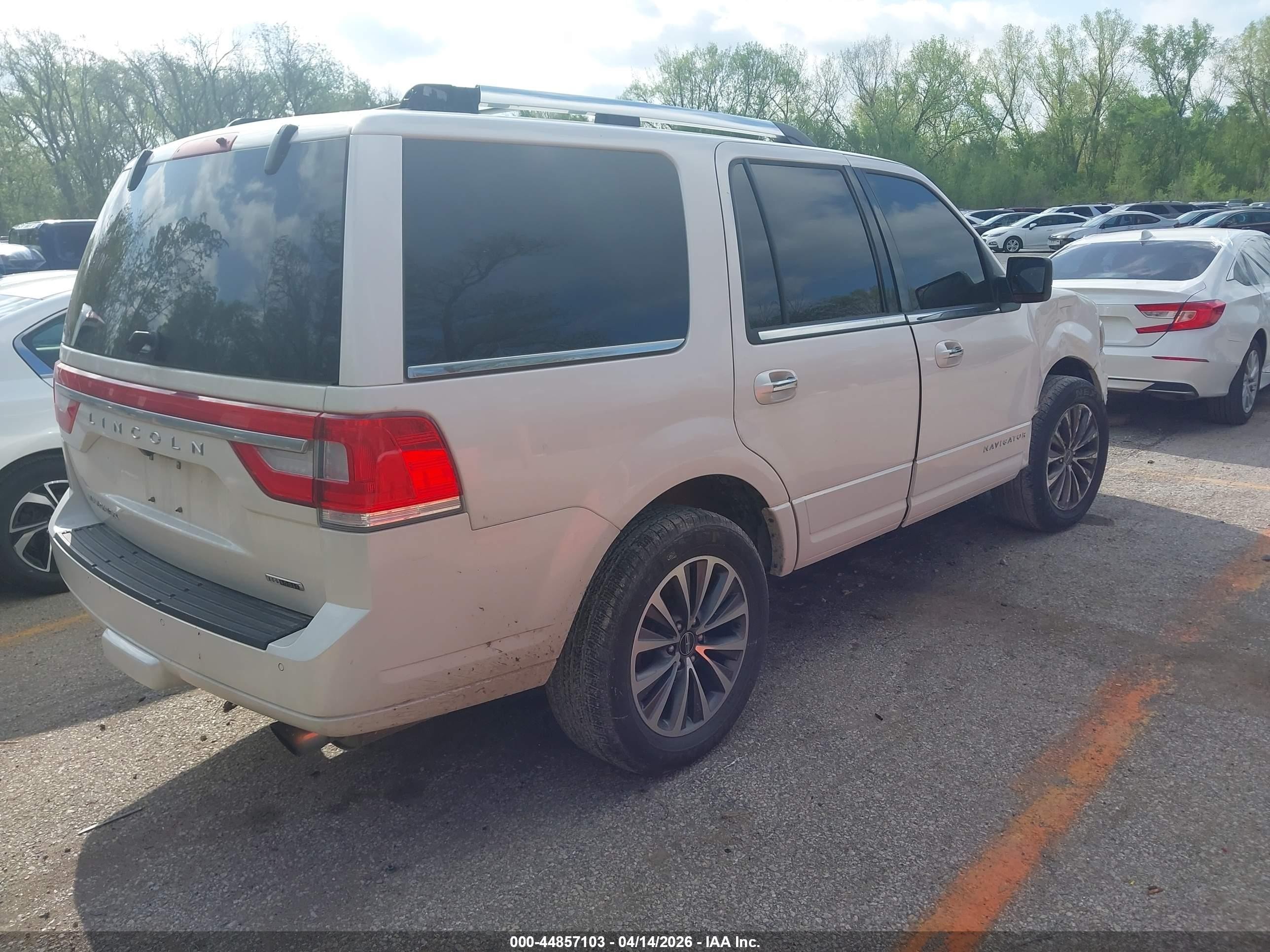 2015 Lincoln Navigator   White vin: 5LMJJ2JT3FEJ03245