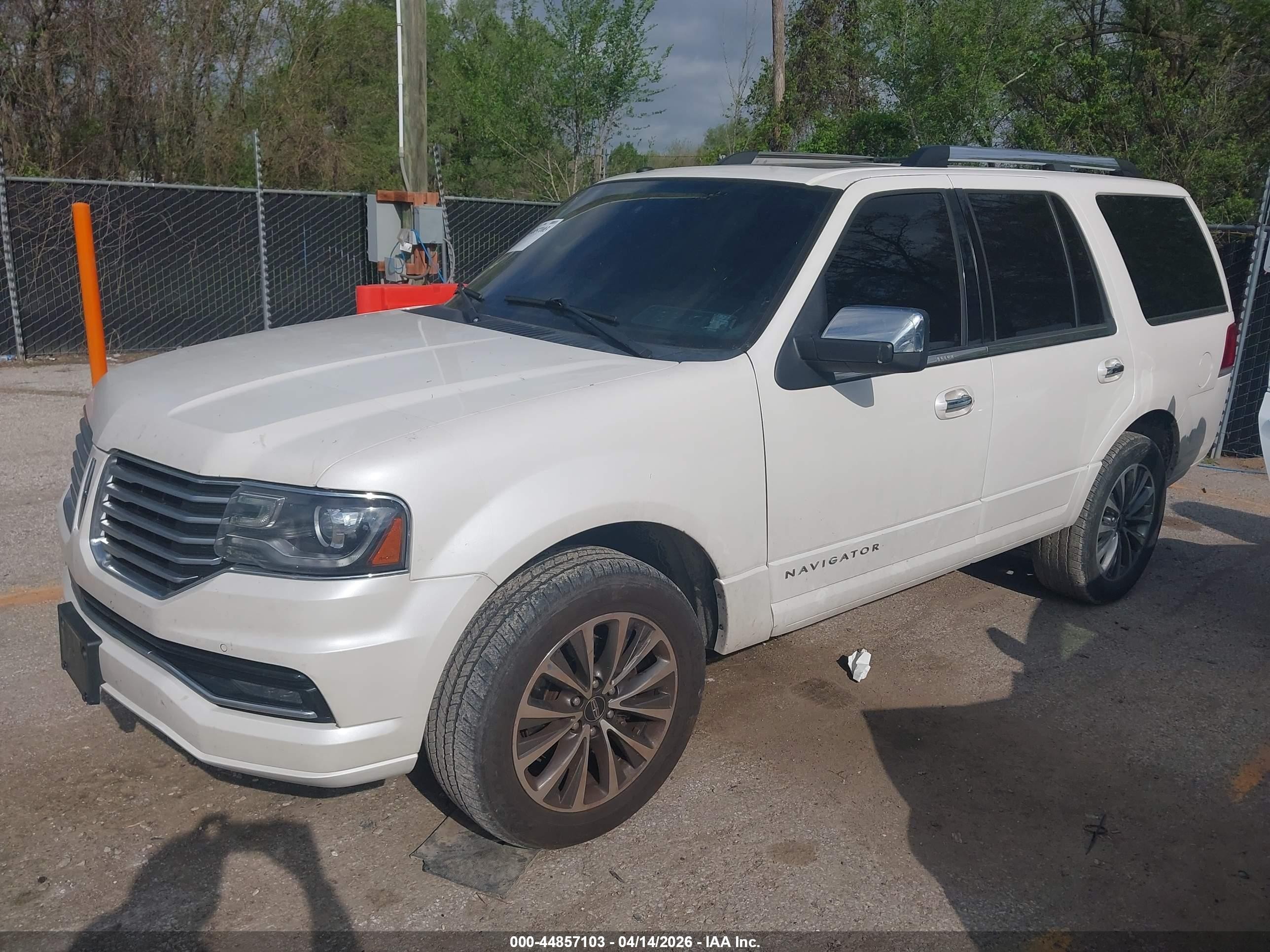 2015 Lincoln Navigator   White vin: 5LMJJ2JT3FEJ03245