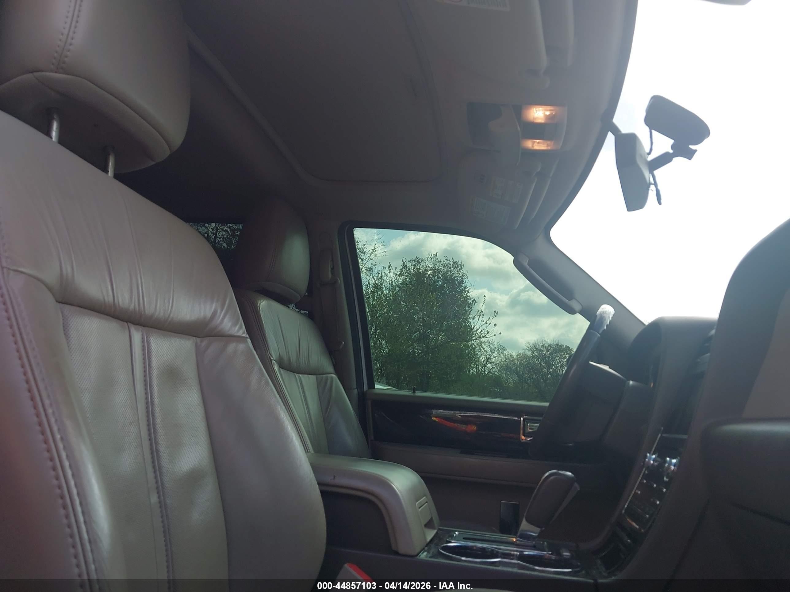2015 Lincoln Navigator   White vin: 5LMJJ2JT3FEJ03245