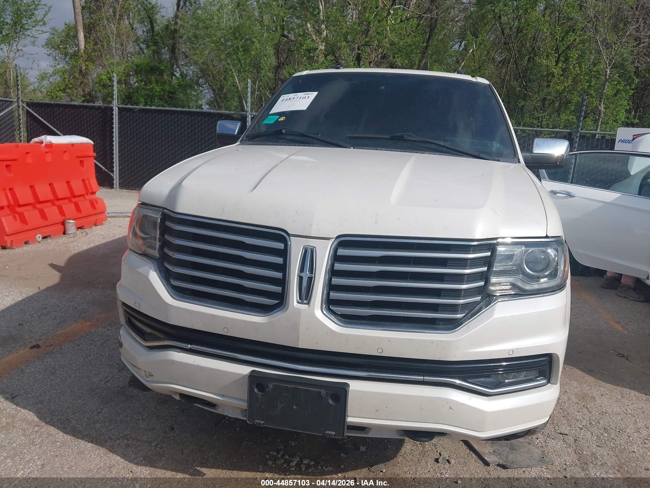 2015 Lincoln Navigator   White vin: 5LMJJ2JT3FEJ03245