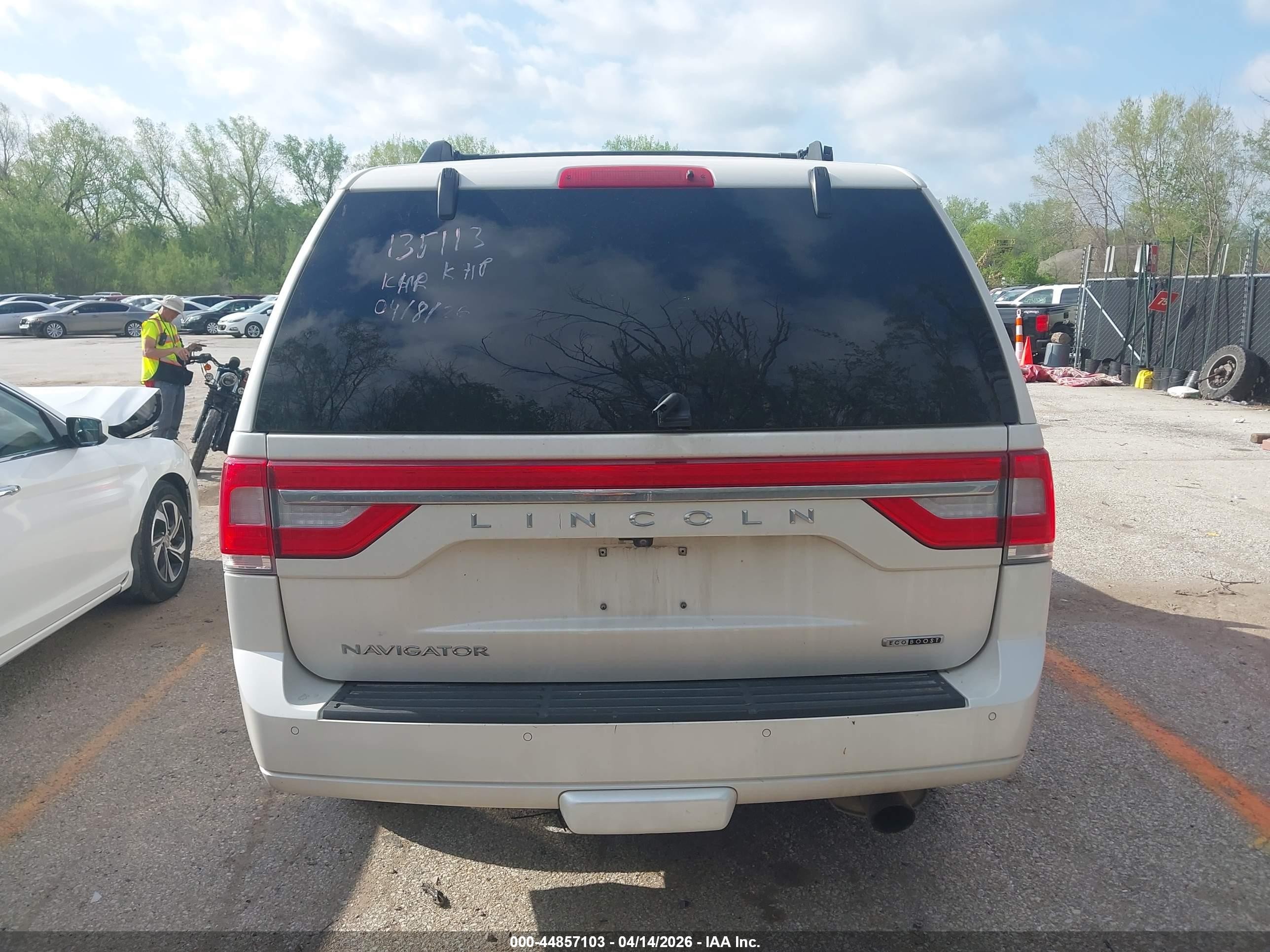 2015 Lincoln Navigator   White vin: 5LMJJ2JT3FEJ03245