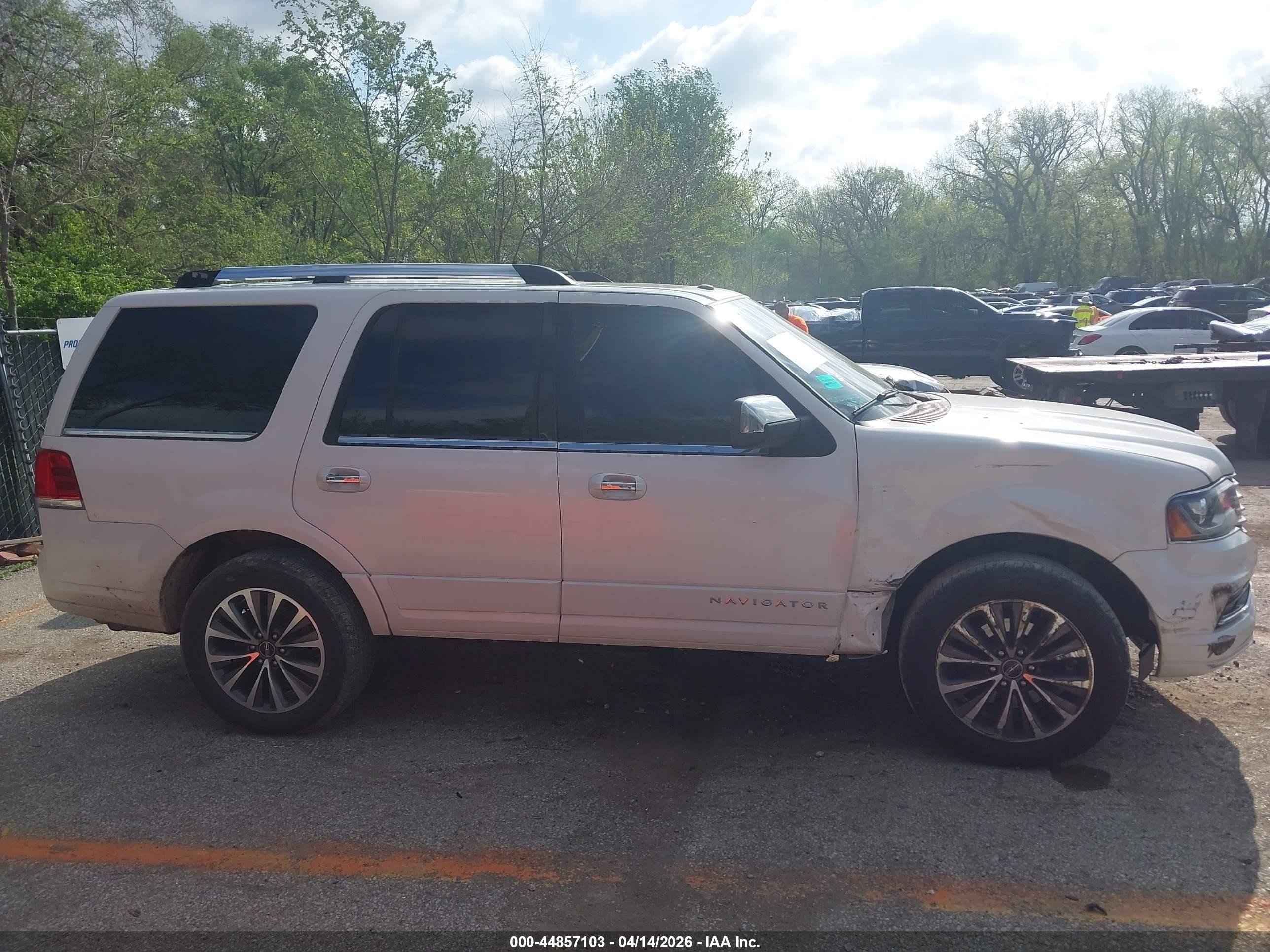 2015 Lincoln Navigator   White vin: 5LMJJ2JT3FEJ03245