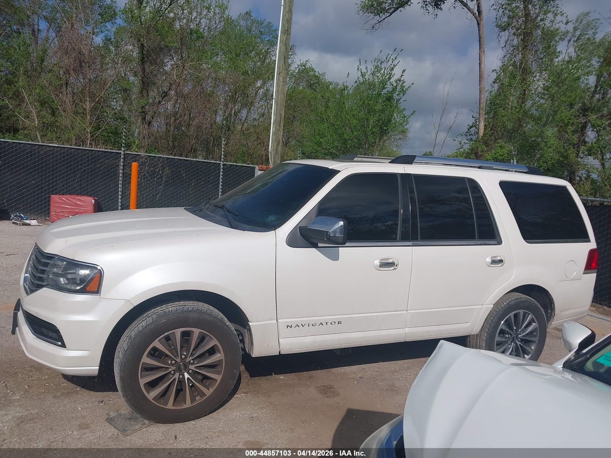 2015 Lincoln Navigator   White vin: 5LMJJ2JT3FEJ03245