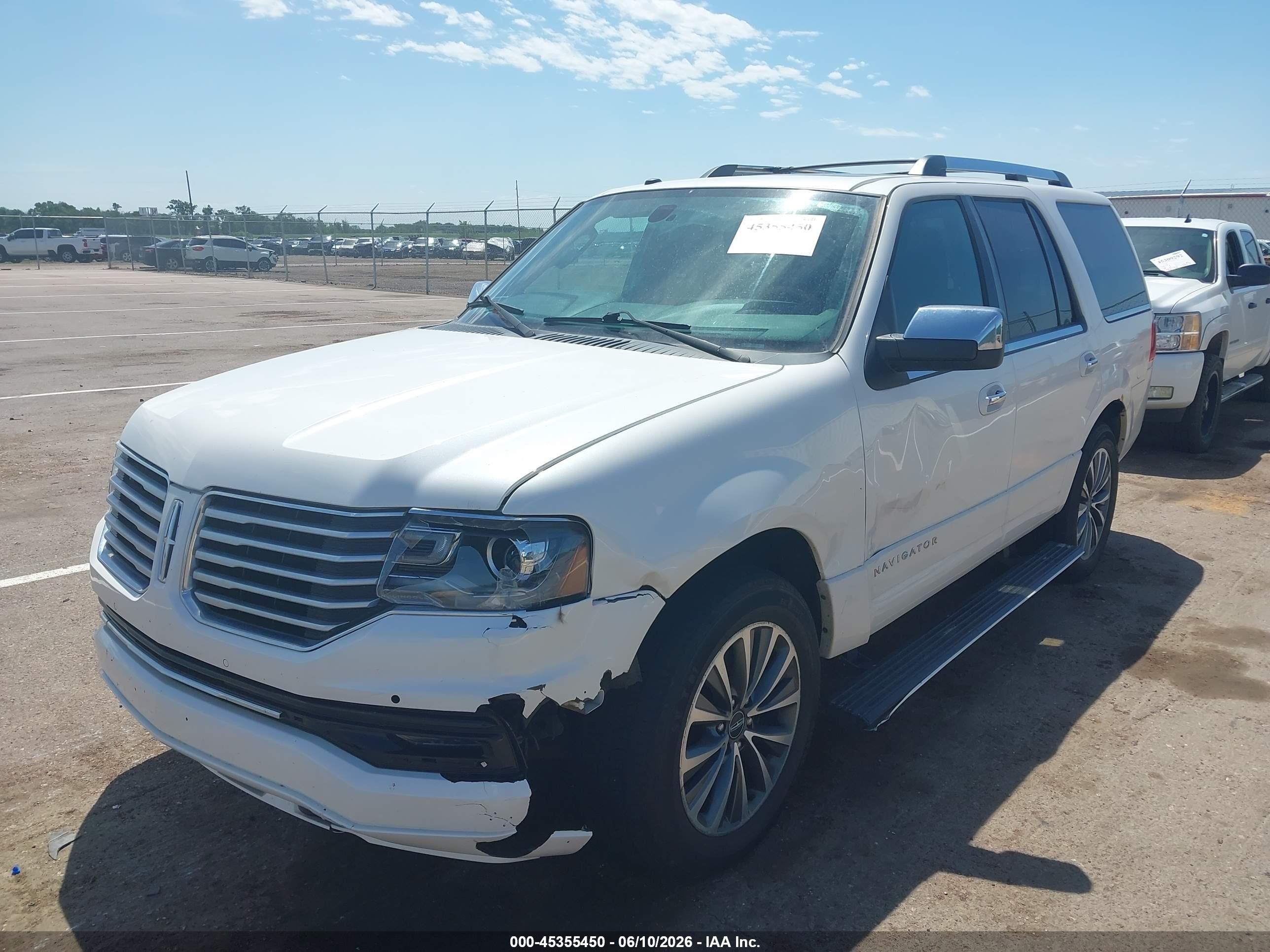 2015 Lincoln Navigator   White vin: 5LMJJ2JT6FEJ05474