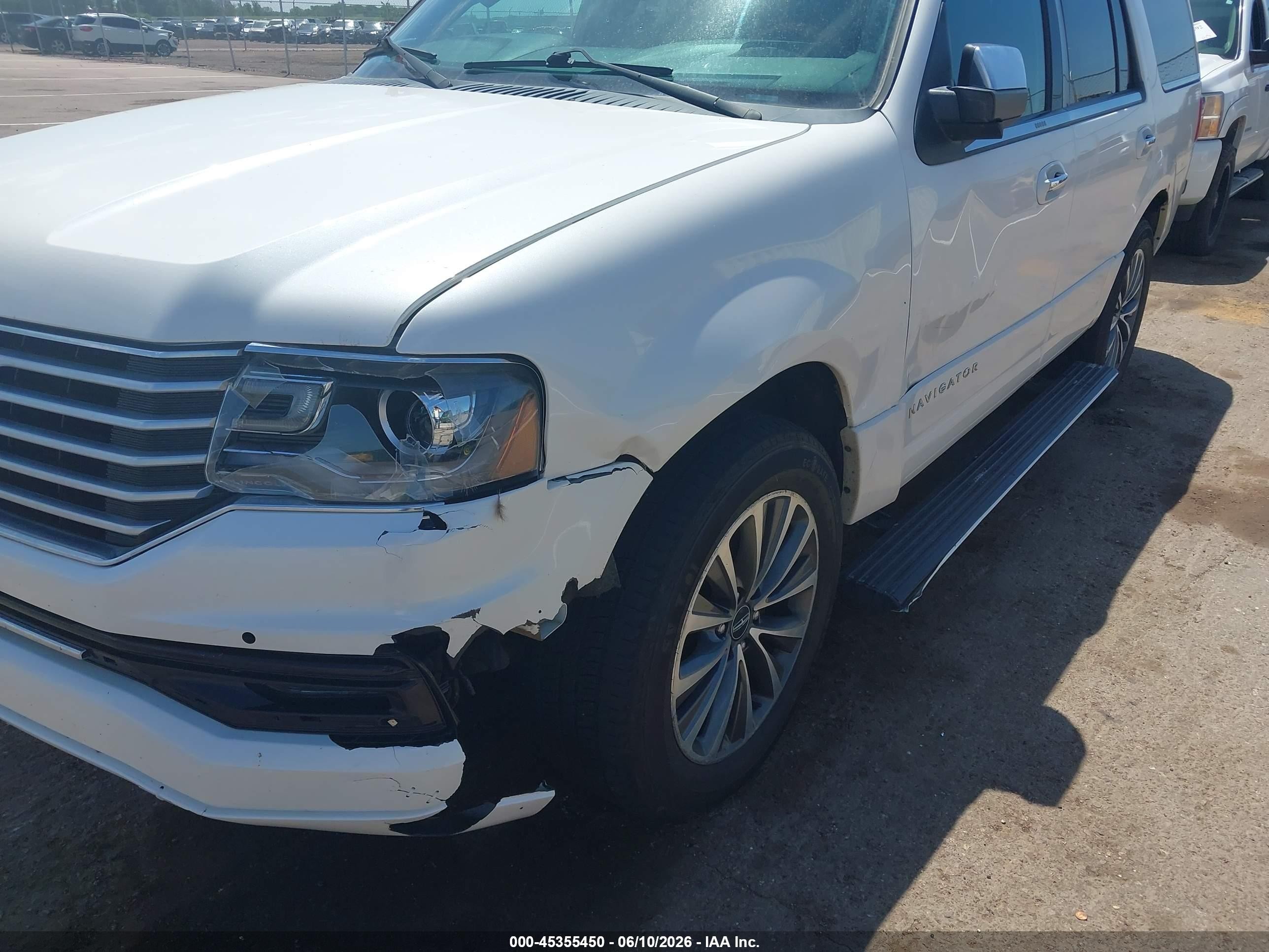 2015 Lincoln Navigator   White vin: 5LMJJ2JT6FEJ05474