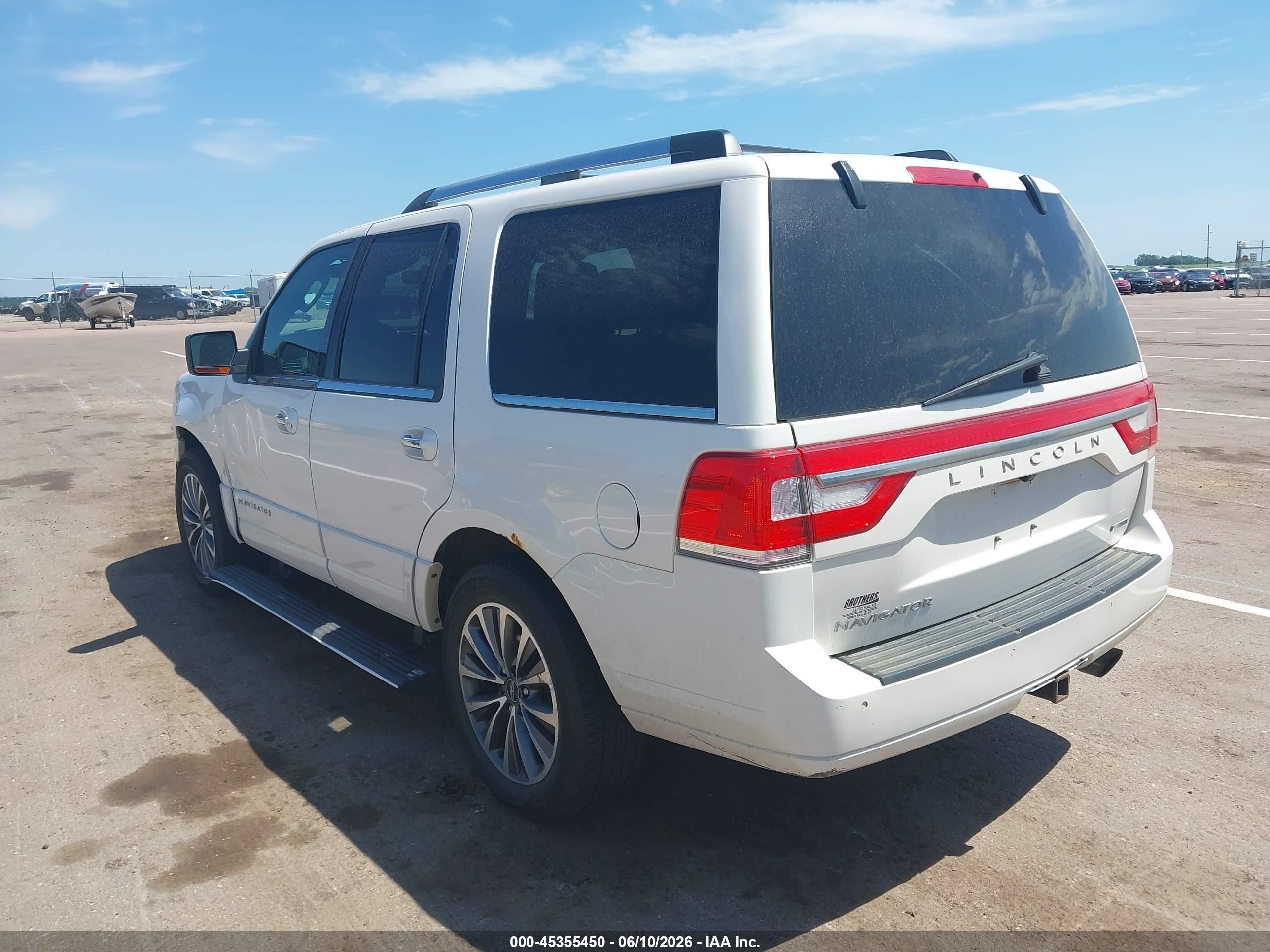 2015 Lincoln Navigator   White vin: 5LMJJ2JT6FEJ05474