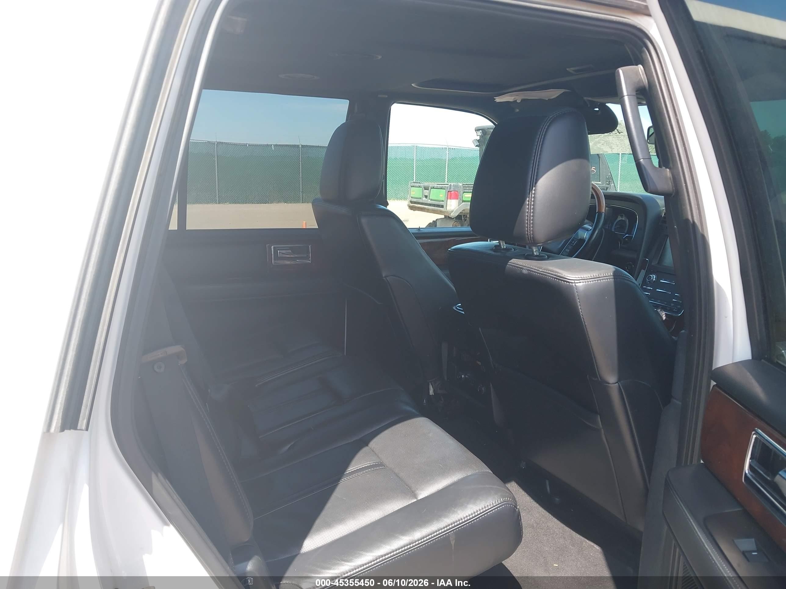 2015 Lincoln Navigator   White vin: 5LMJJ2JT6FEJ05474