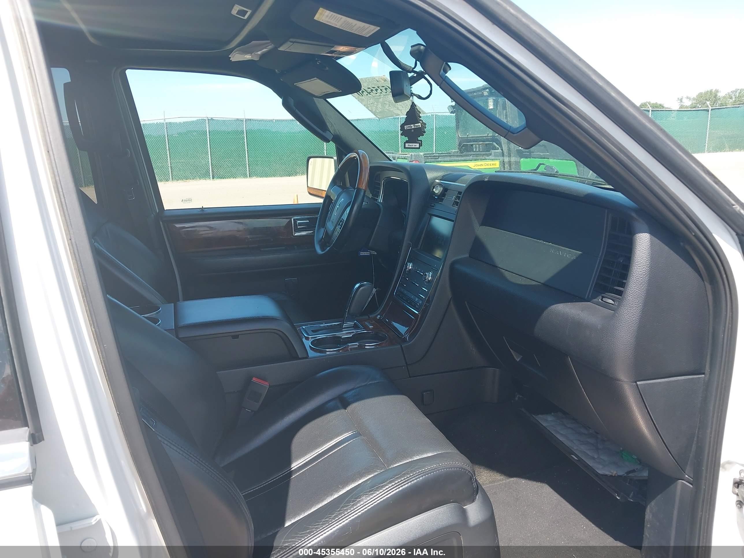 2015 Lincoln Navigator   White vin: 5LMJJ2JT6FEJ05474