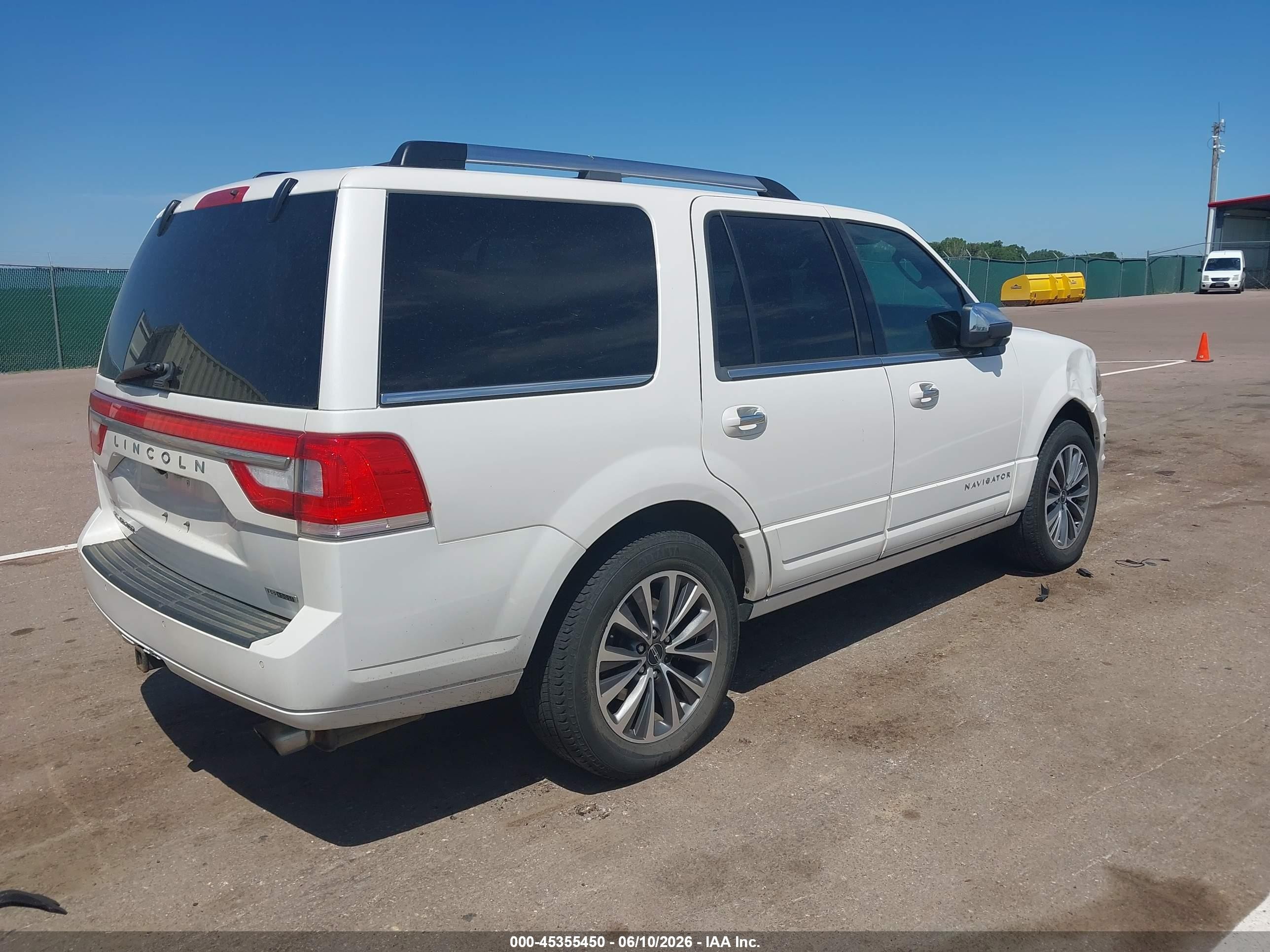 2015 Lincoln Navigator   White vin: 5LMJJ2JT6FEJ05474