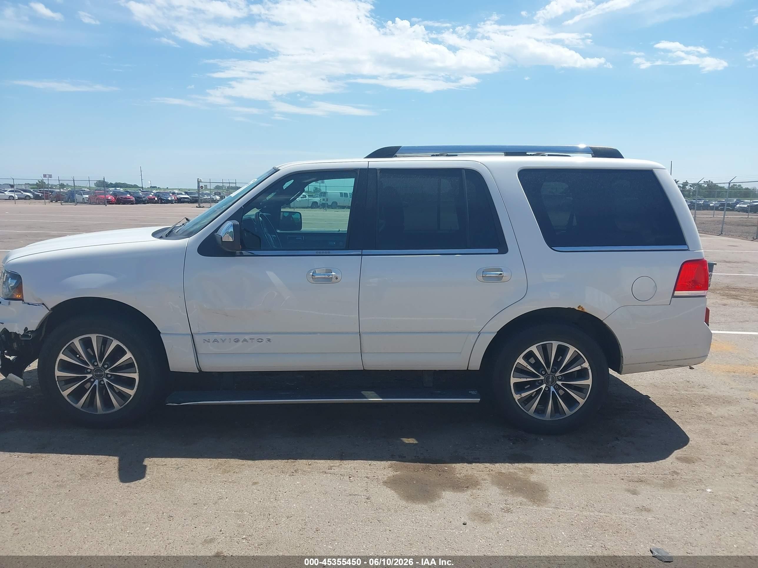 2015 Lincoln Navigator   White vin: 5LMJJ2JT6FEJ05474