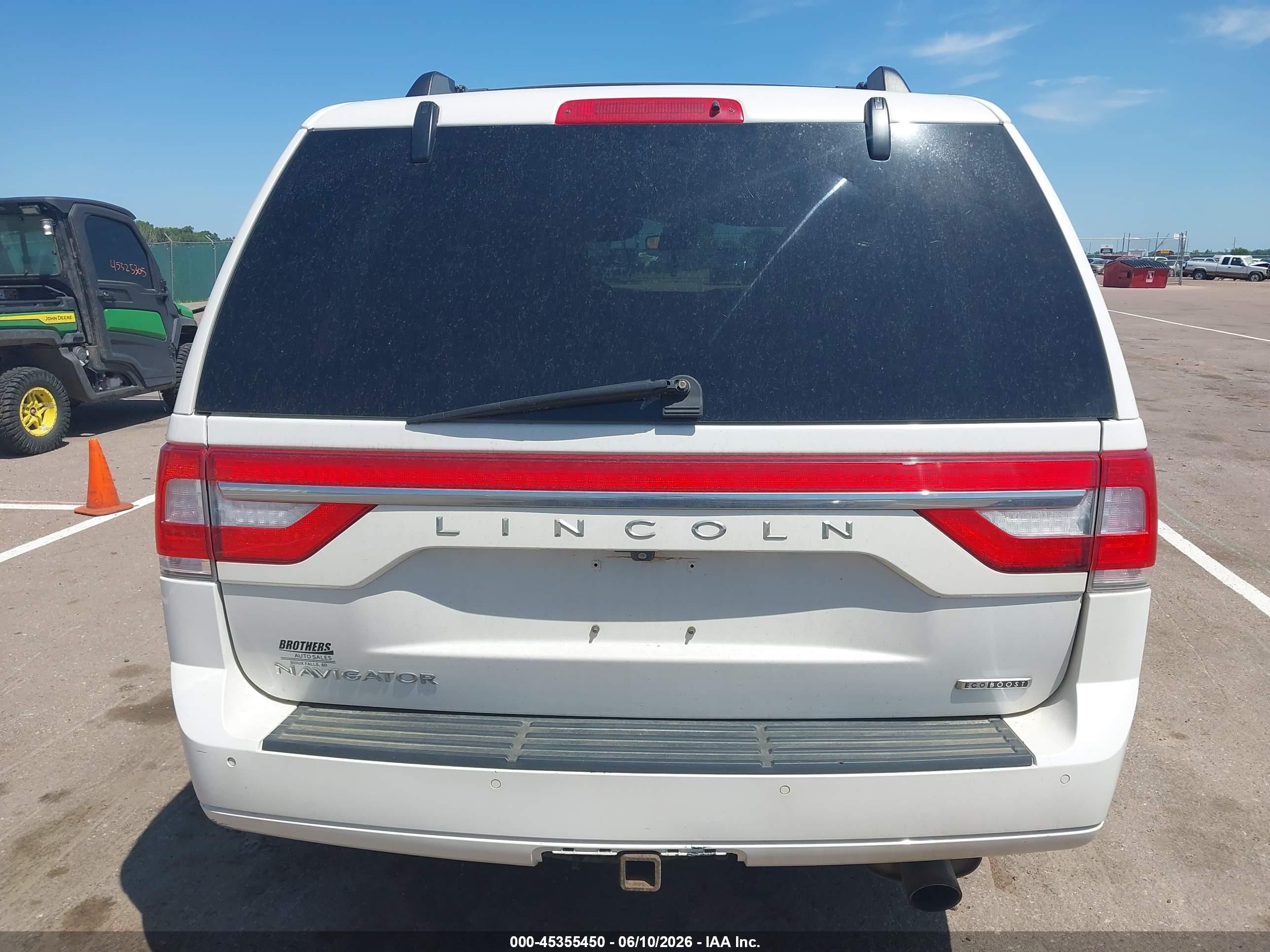 2015 Lincoln Navigator   White vin: 5LMJJ2JT6FEJ05474