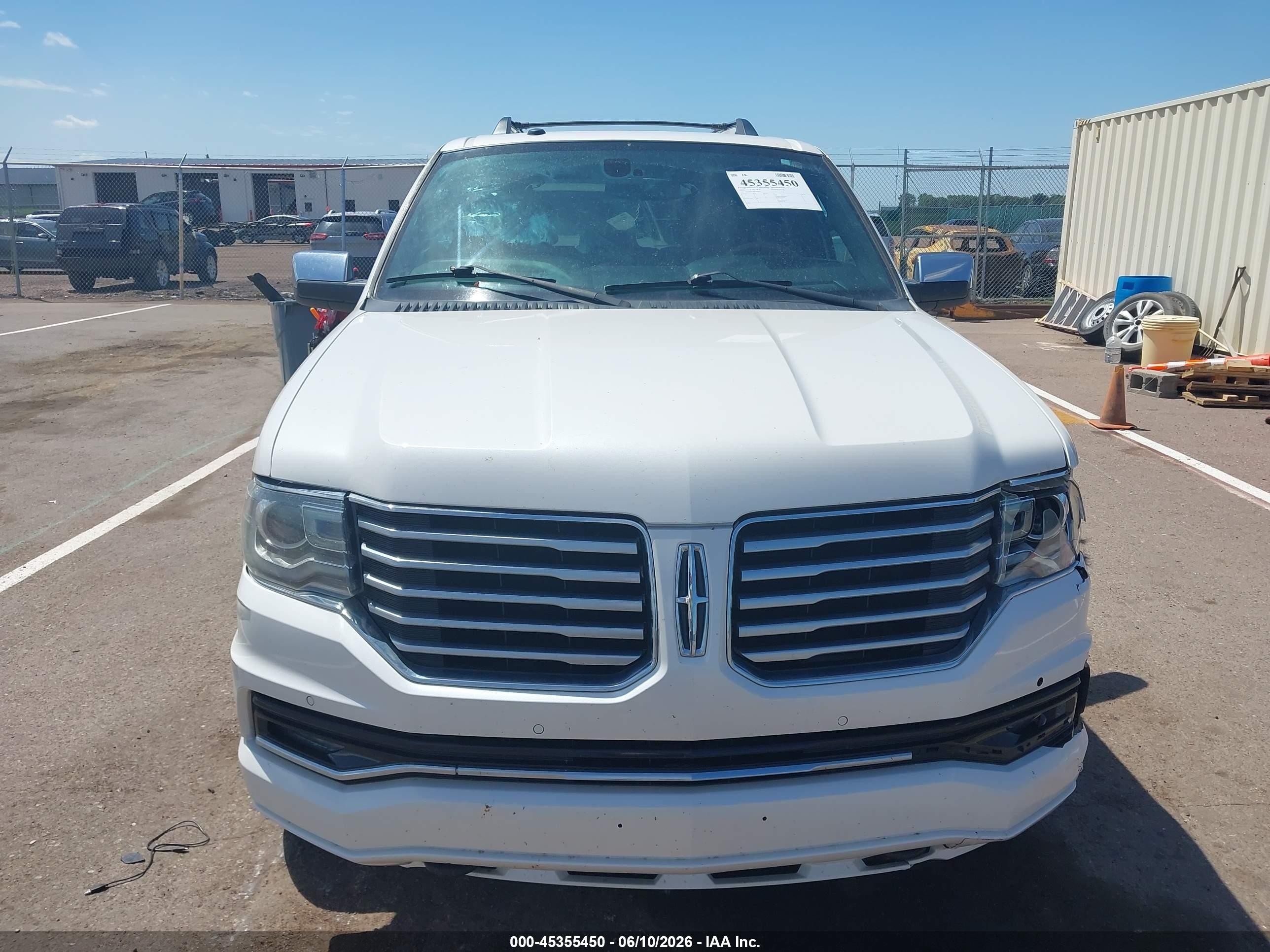 2015 Lincoln Navigator   White vin: 5LMJJ2JT6FEJ05474