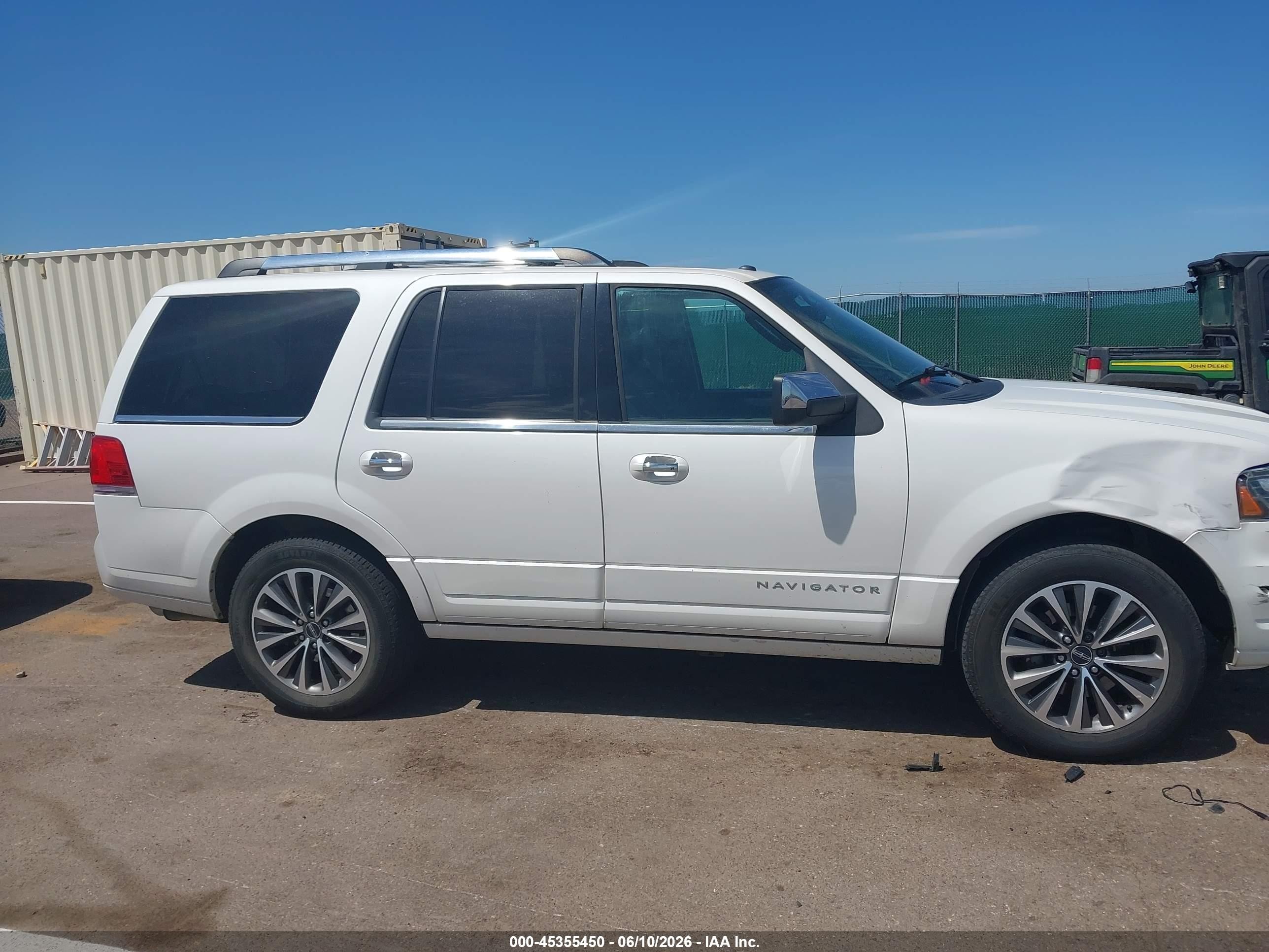 2015 Lincoln Navigator   White vin: 5LMJJ2JT6FEJ05474