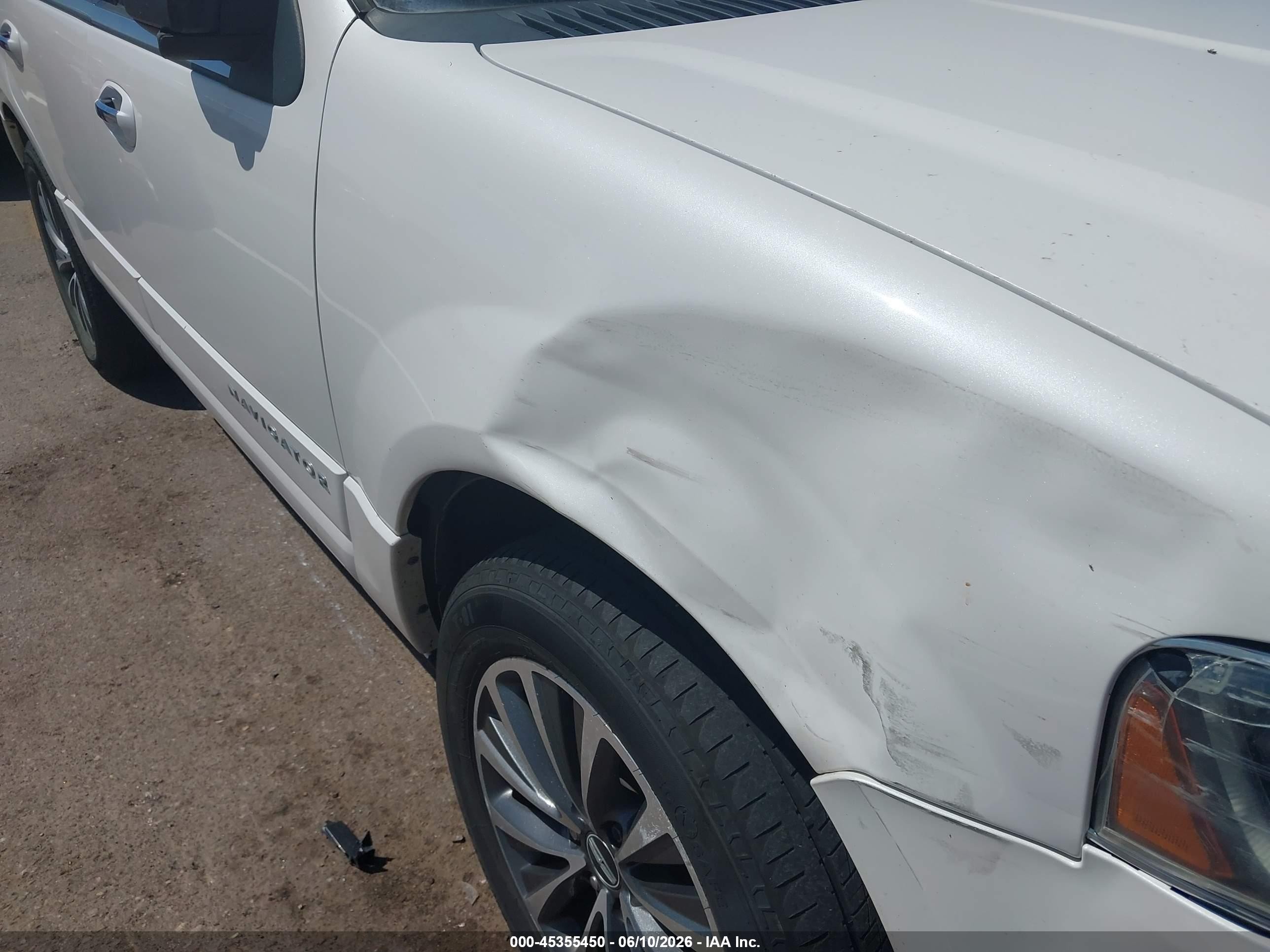 2015 Lincoln Navigator   White vin: 5LMJJ2JT6FEJ05474