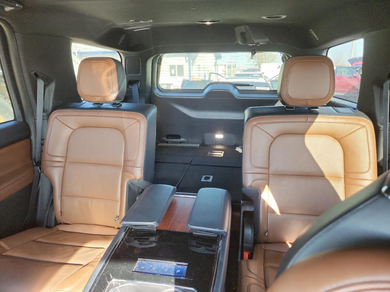 2024 Lincoln Navigator Reserve Cream vin: 5LMJJ2LG9REL11425
