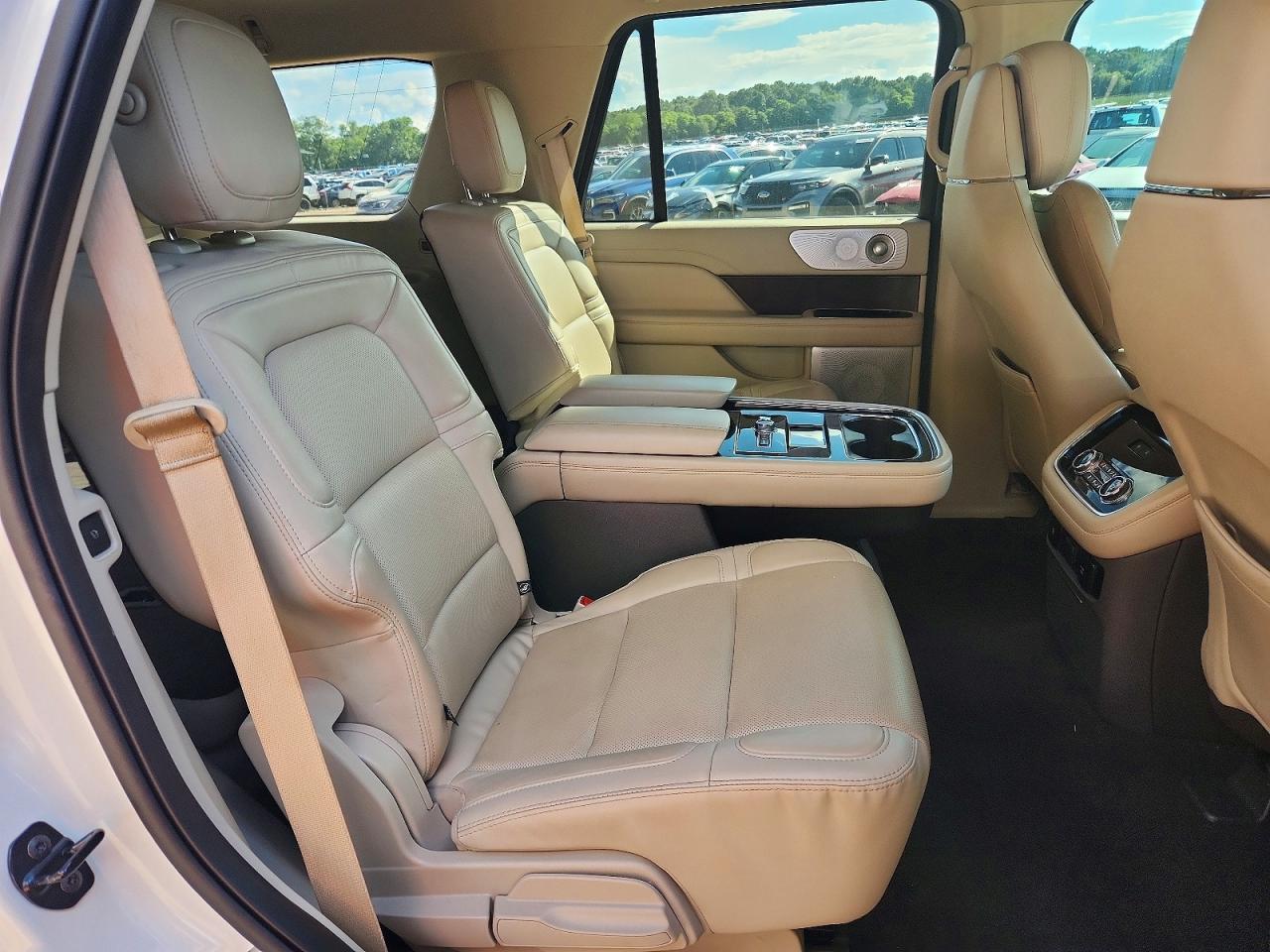 2020 Lincoln Navigator Reserve White vin: 5LMJJ2LT6LEL19373