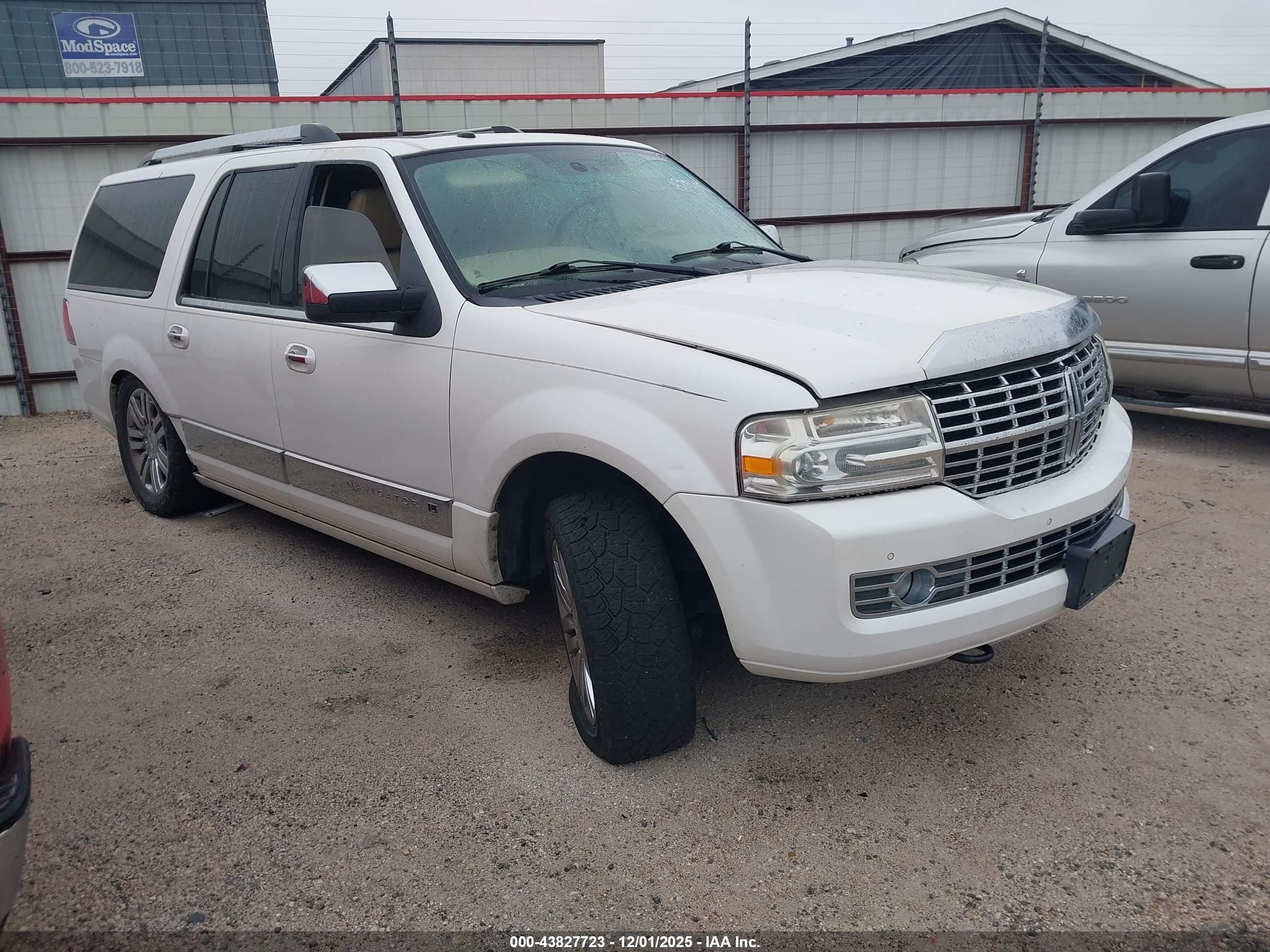 2010 Lincoln Navigator L   Белый vin: 5LMJJ3H51AEJ03962
