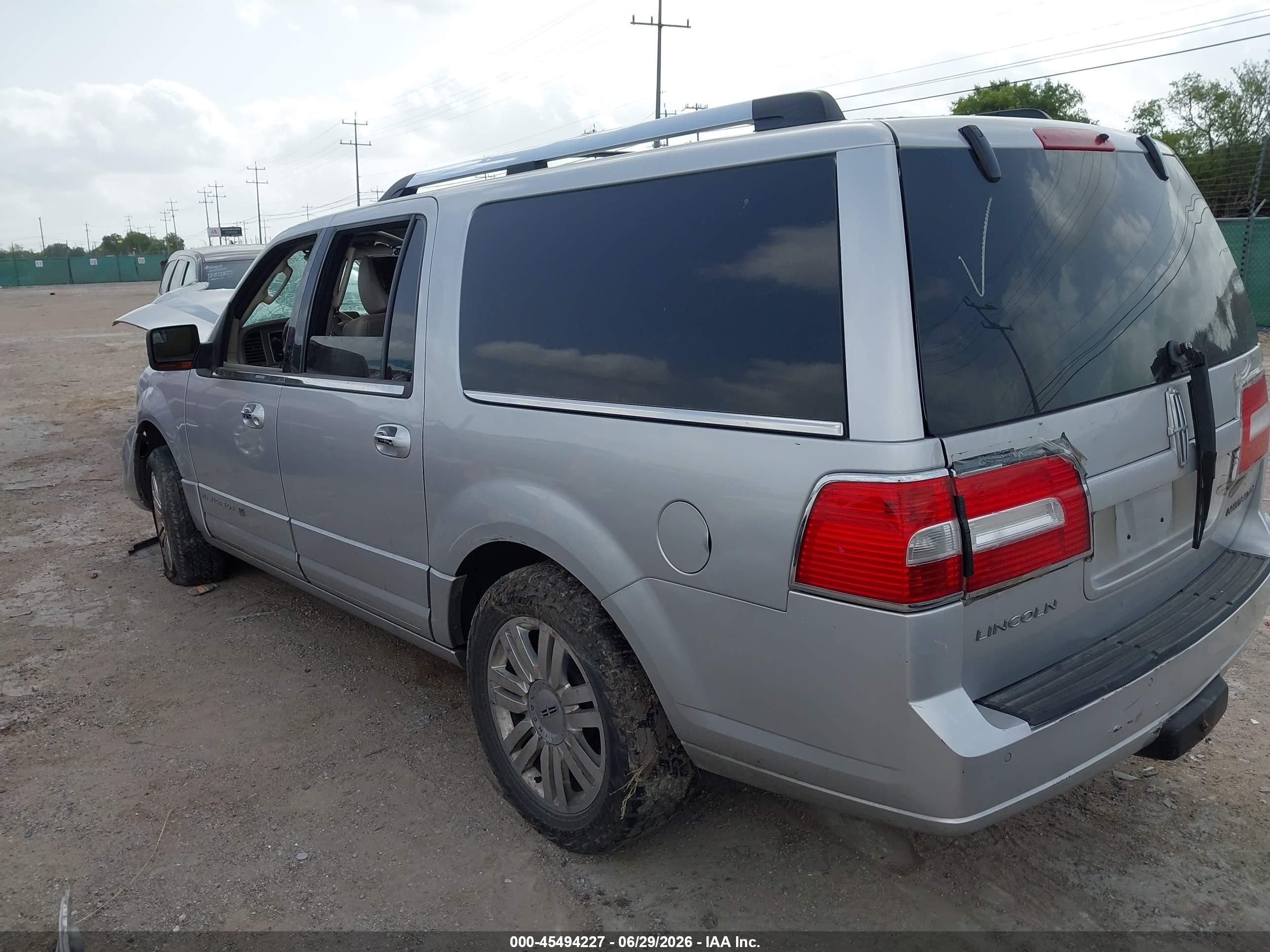 2013 Lincoln Navigator L   Silver vin: 5LMJJ3H56DEL02705