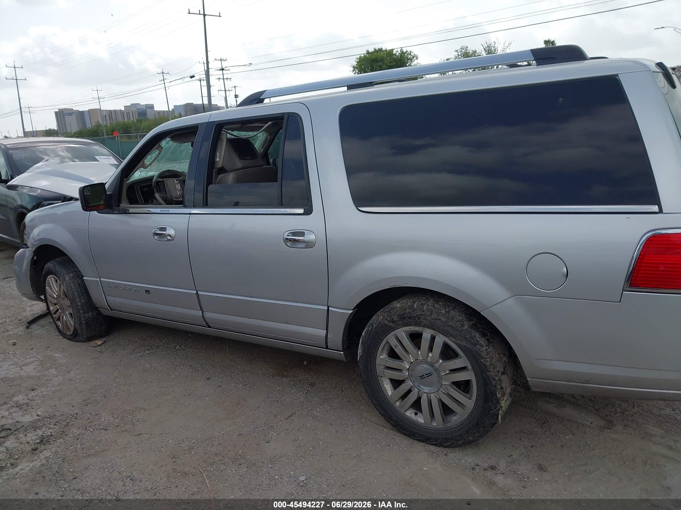 2013 Lincoln Navigator L   Silver vin: 5LMJJ3H56DEL02705
