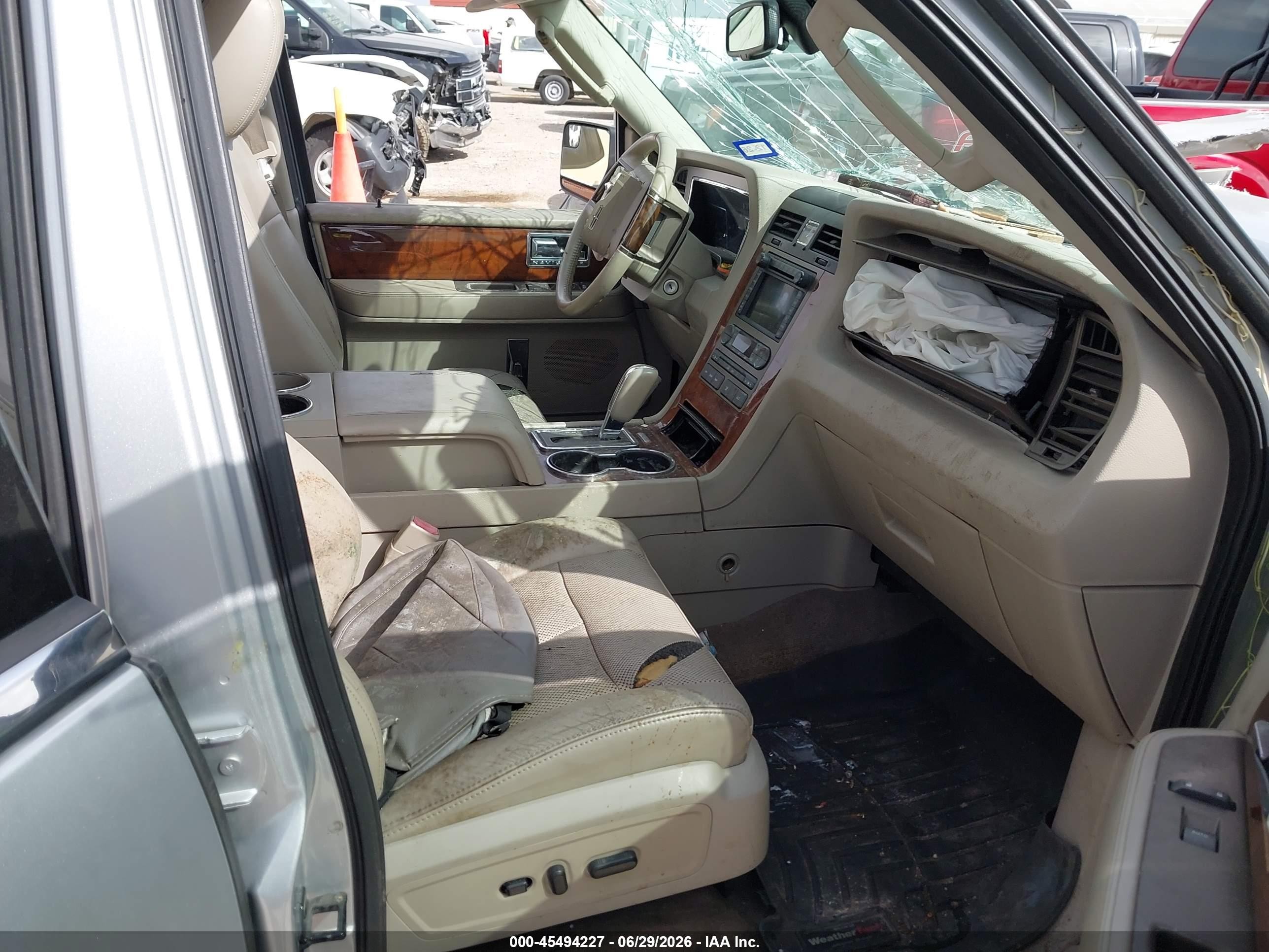 2013 Lincoln Navigator L   Silver vin: 5LMJJ3H56DEL02705
