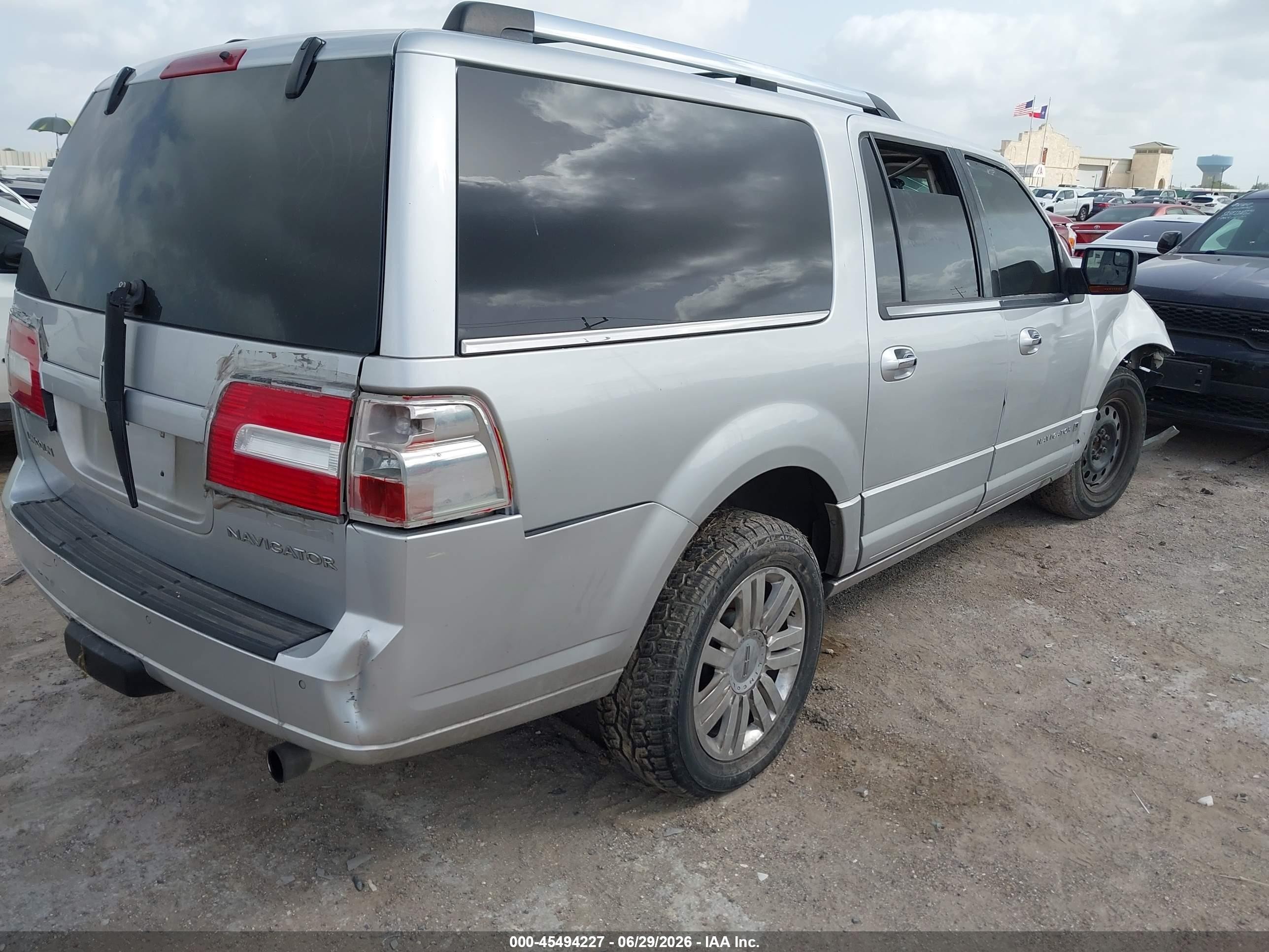 2013 Lincoln Navigator L   Silver vin: 5LMJJ3H56DEL02705