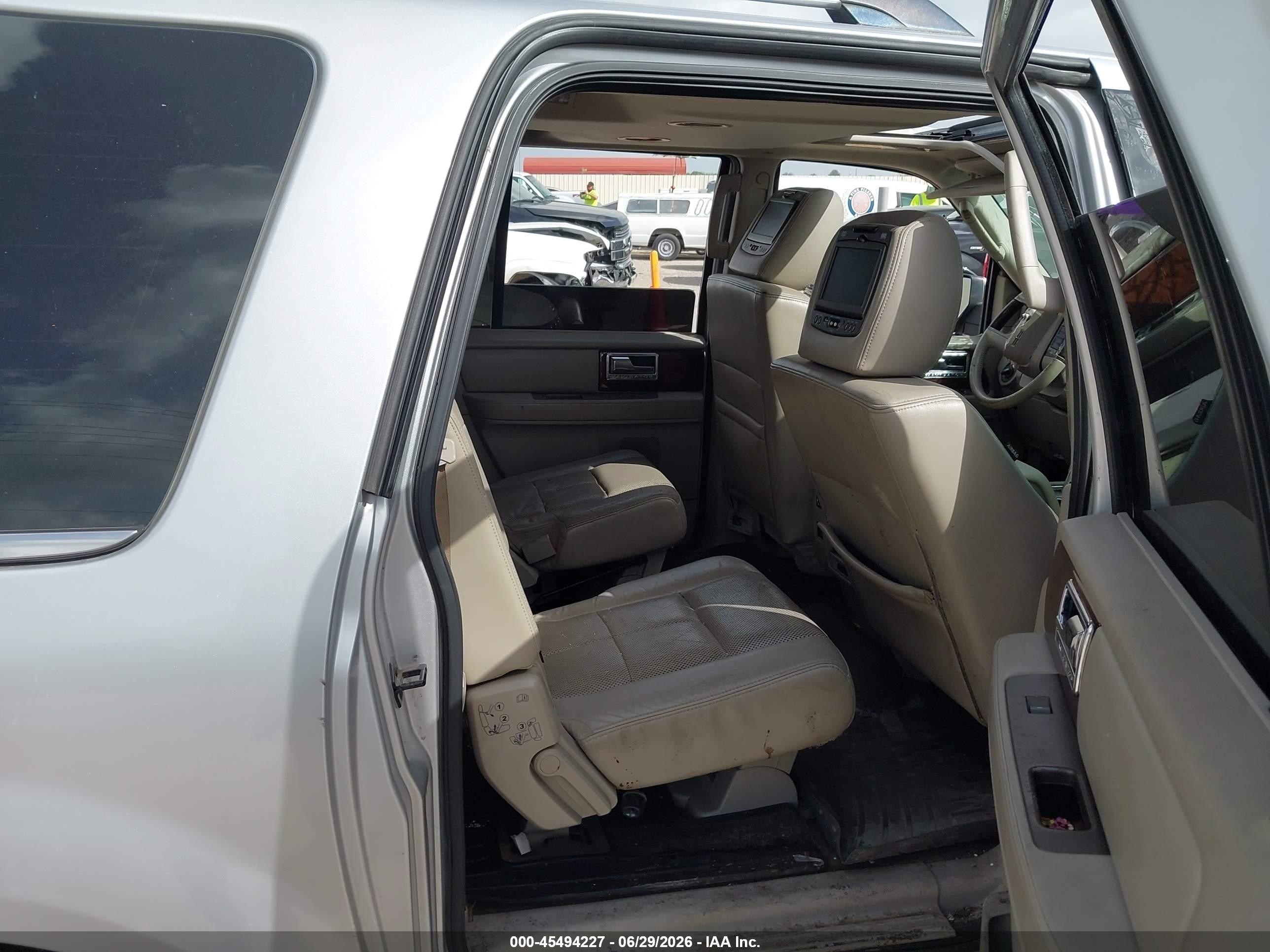 2013 Lincoln Navigator L   Silver vin: 5LMJJ3H56DEL02705
