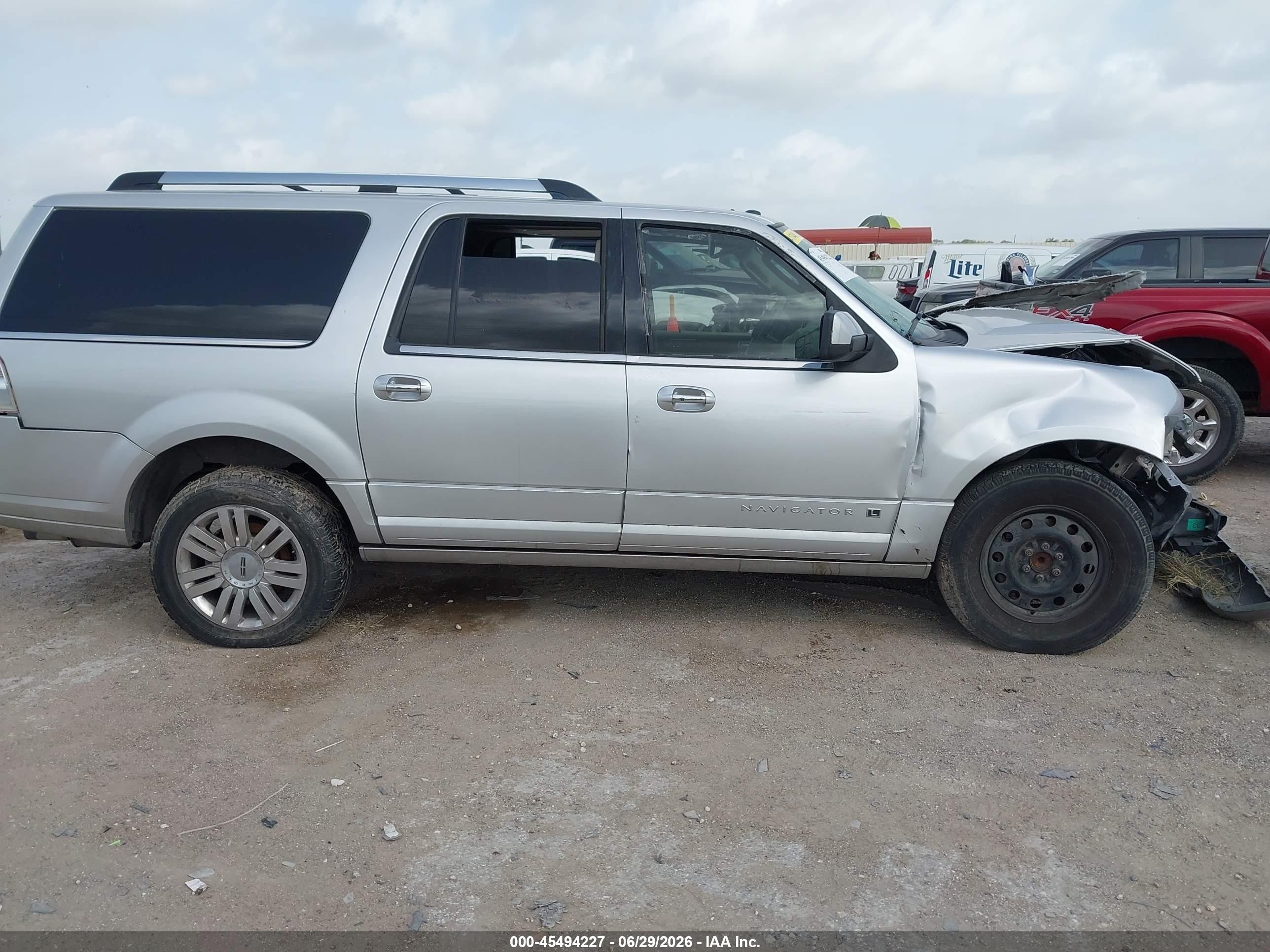 2013 Lincoln Navigator L   Silver vin: 5LMJJ3H56DEL02705