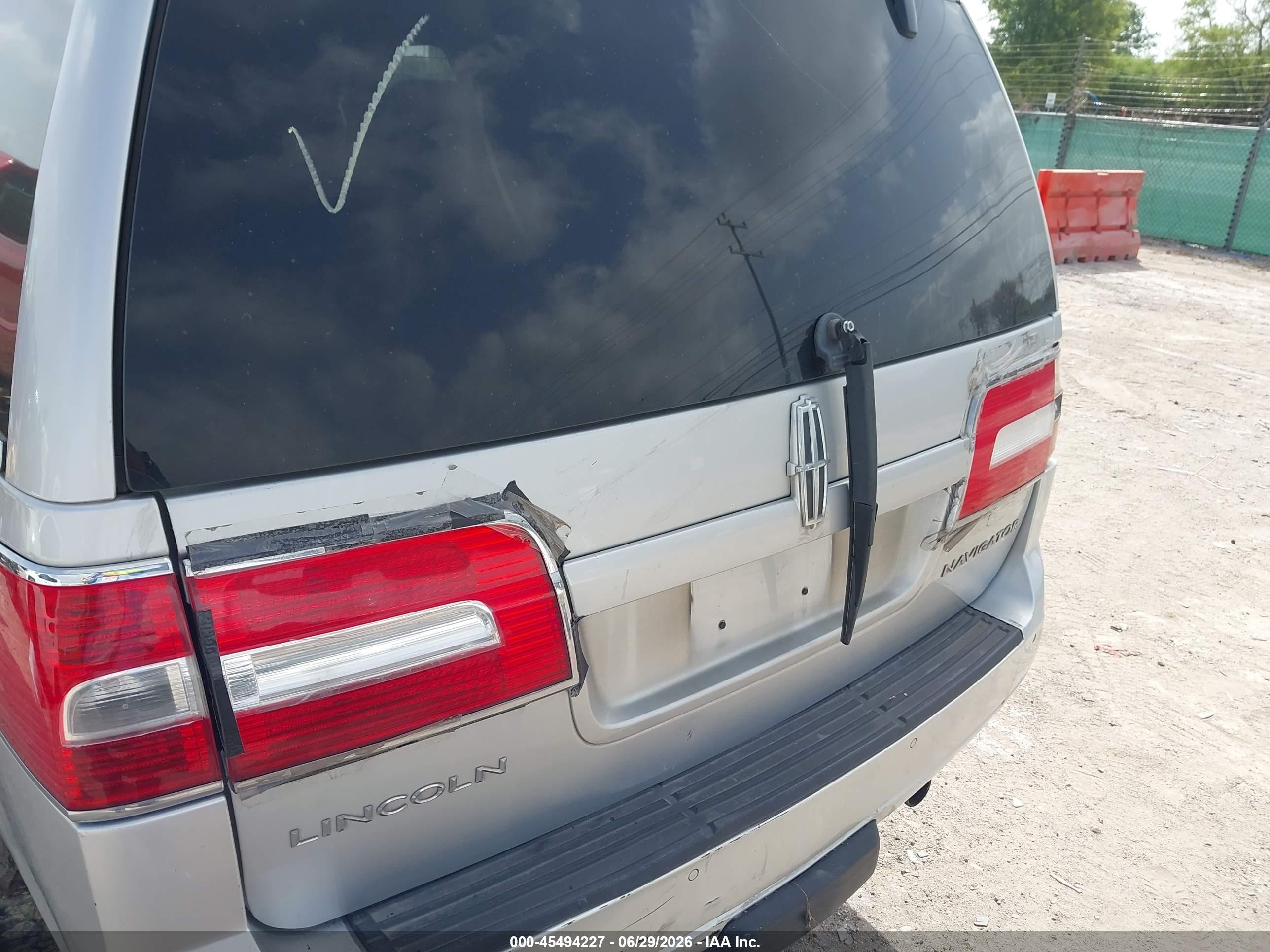 2013 Lincoln Navigator L   Silver vin: 5LMJJ3H56DEL02705