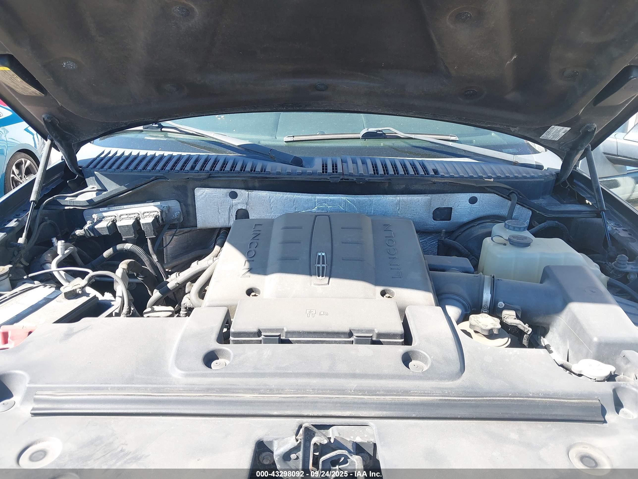 2010 Lincoln Navigator L   Blue vin: 5LMJJ3H58AEJ02453