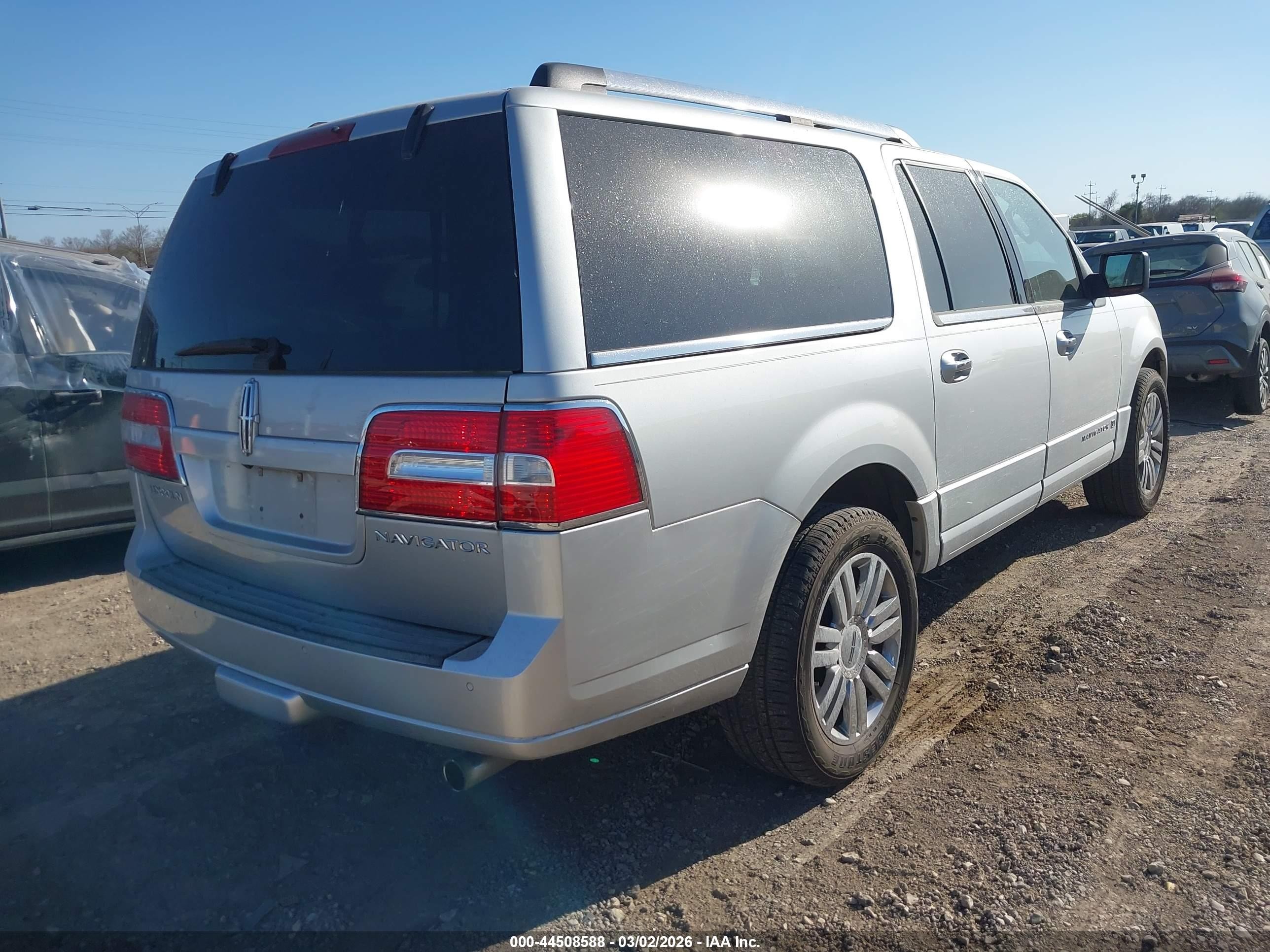 2010 Lincoln Navigator L   Silver vin: 5LMJJ3H58AEJ03800