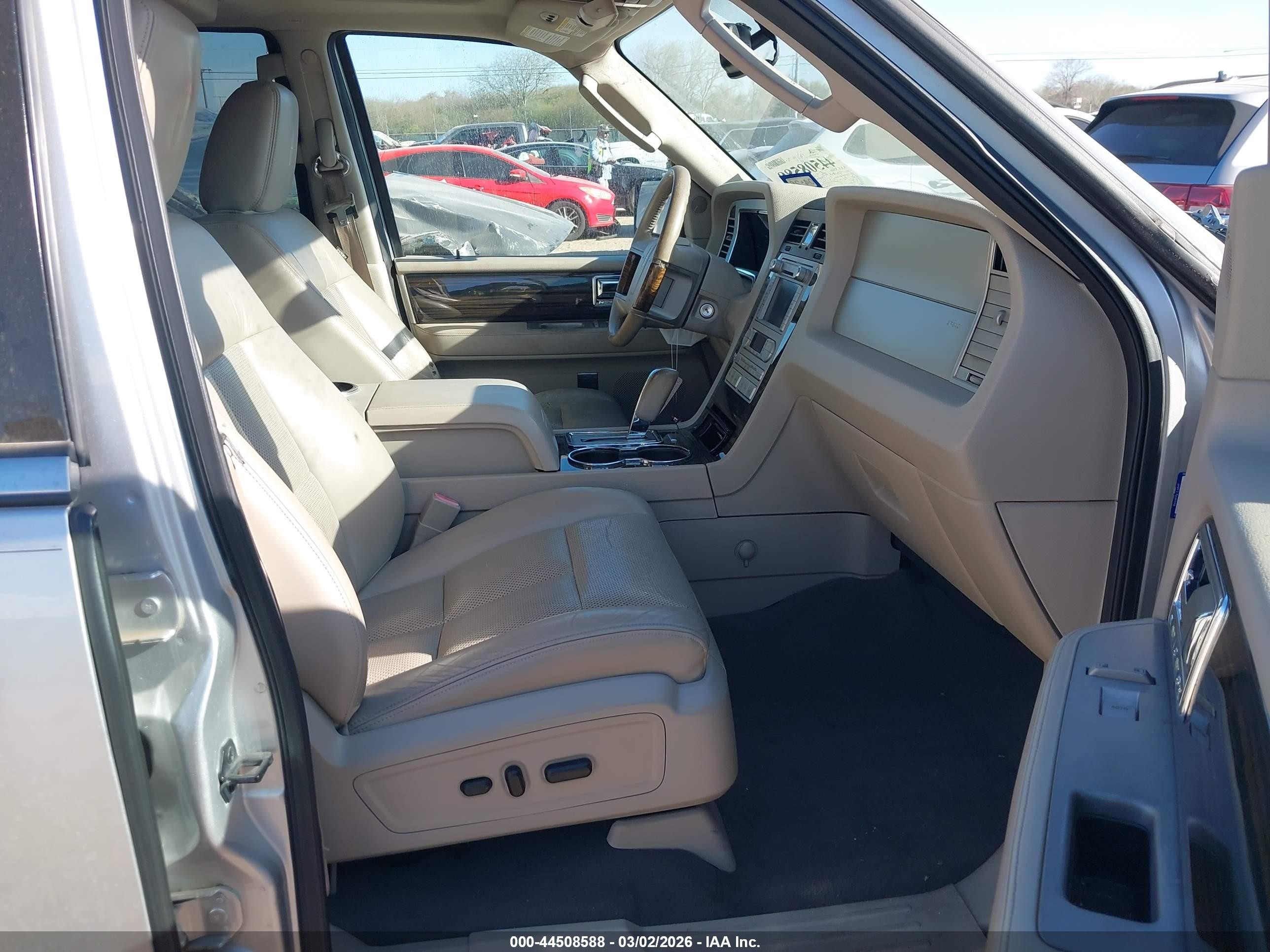 2010 Lincoln Navigator L   Silver vin: 5LMJJ3H58AEJ03800